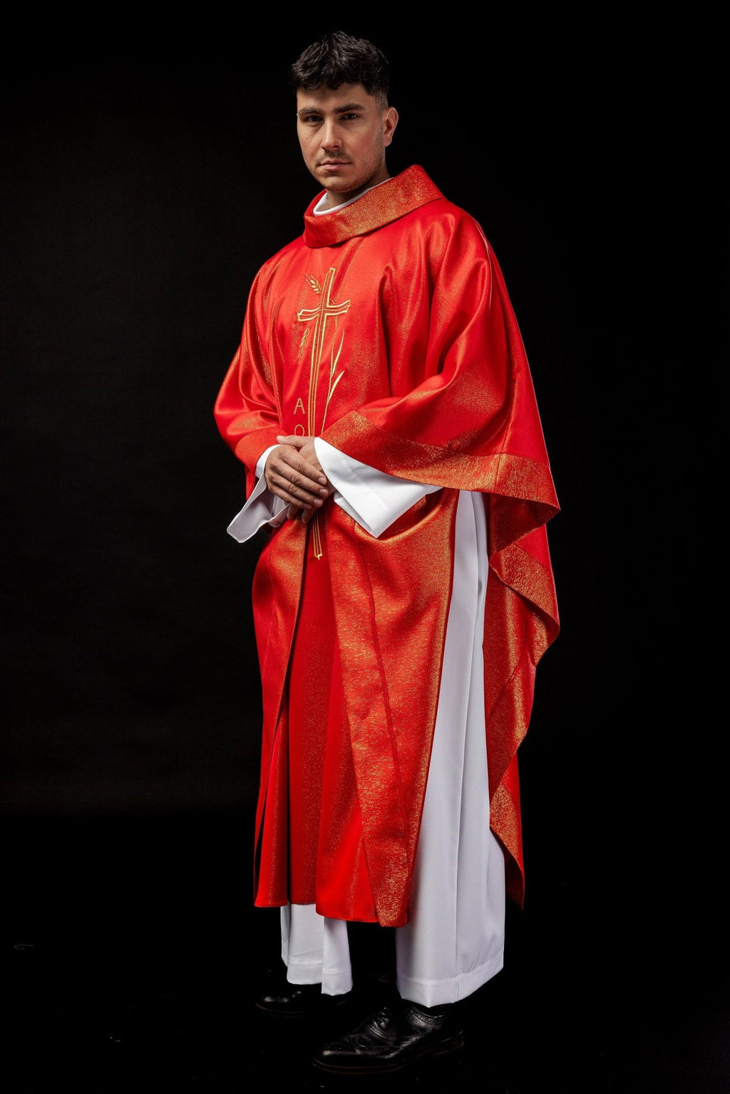 Ornat z motywem krzyża i kłosa w kolorze czerwonym