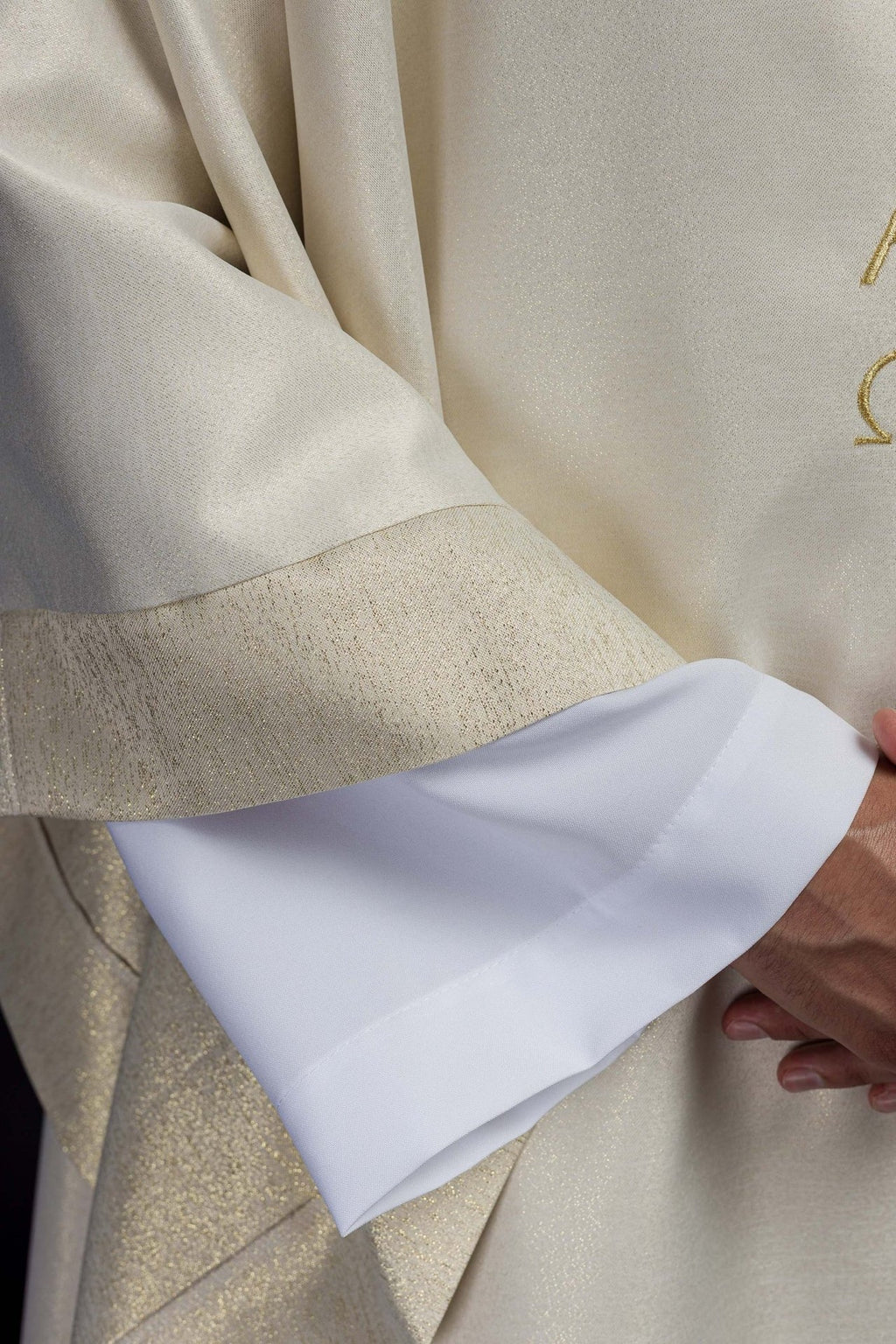 Ornat z motywem krzyża i kłosa w kolorze ecru