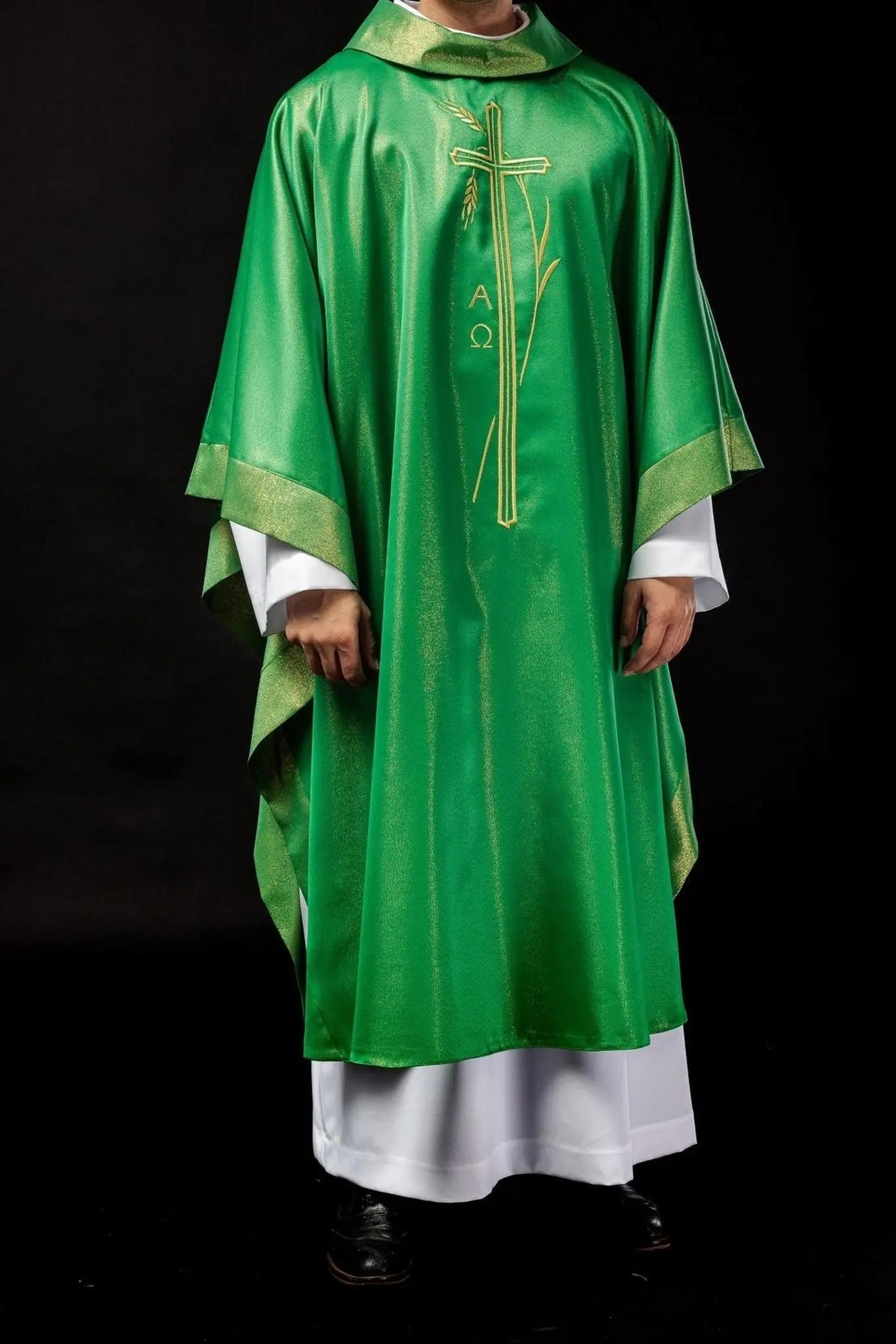 Casulla con cruz y motivo de espiga en color verde