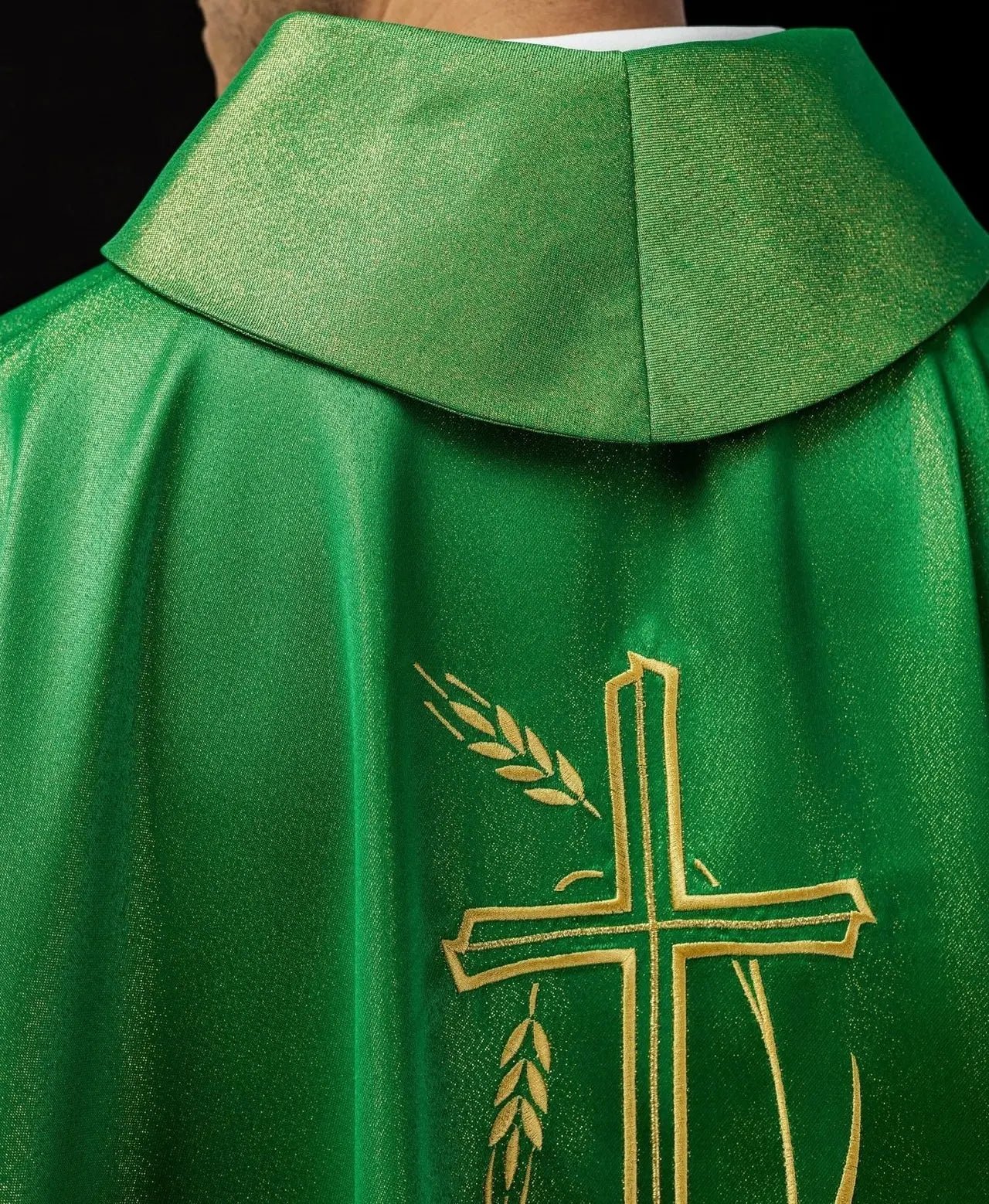 Casulla con cruz y motivo de espiga en color verde
