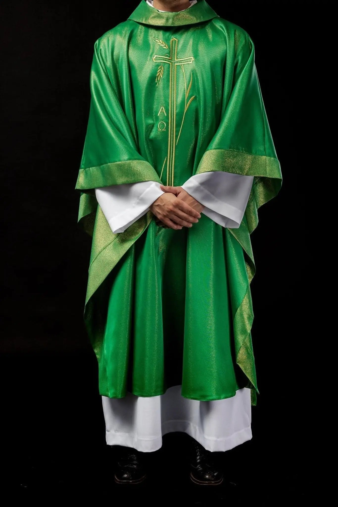 Casulla con cruz y motivo de espiga en color verde