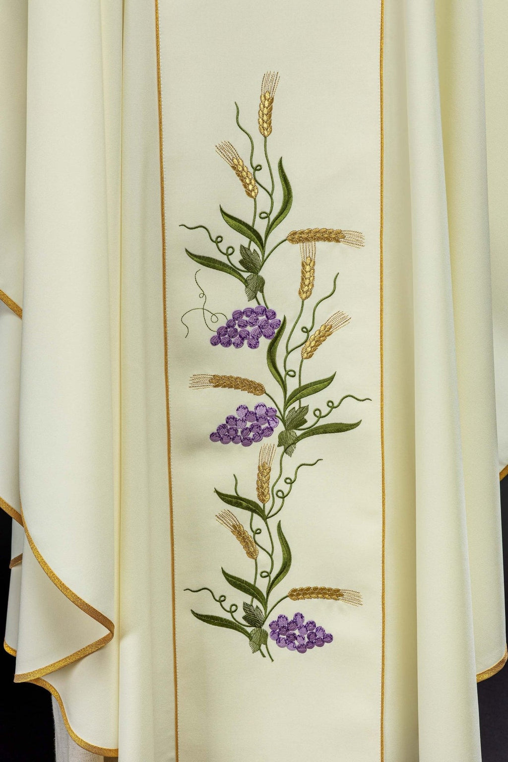 Ornat z zdobionym pasem IHS winogrona i kłosy oraz złotą lamówką