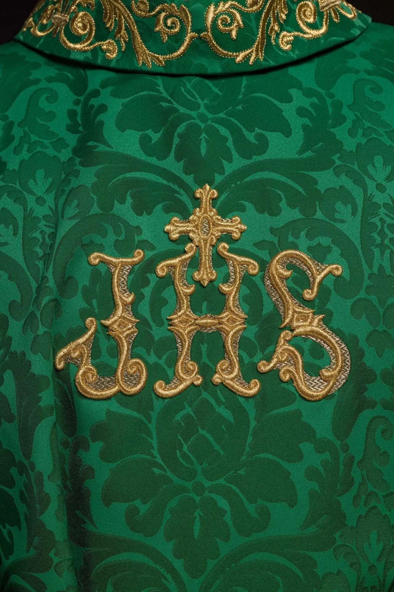 Casulla verde con motivo IHS y cuello ricamente bordado en tela decorativa