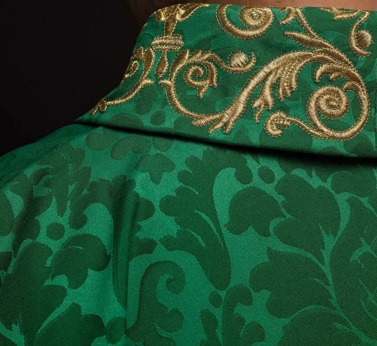 Casulla verde con motivo IHS y cuello ricamente bordado en tela decorativa