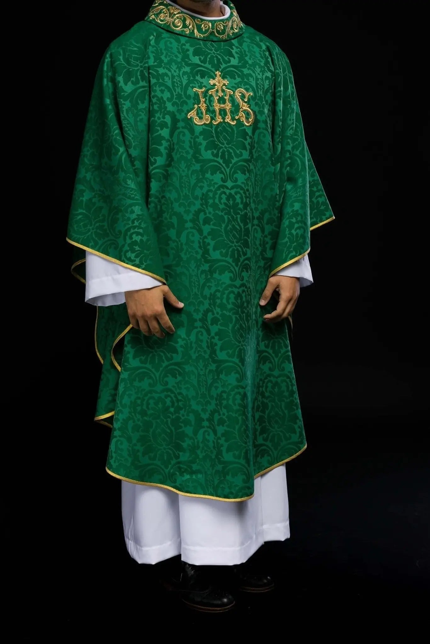 Casulla verde con motivo IHS y cuello ricamente bordado en tela decorativa