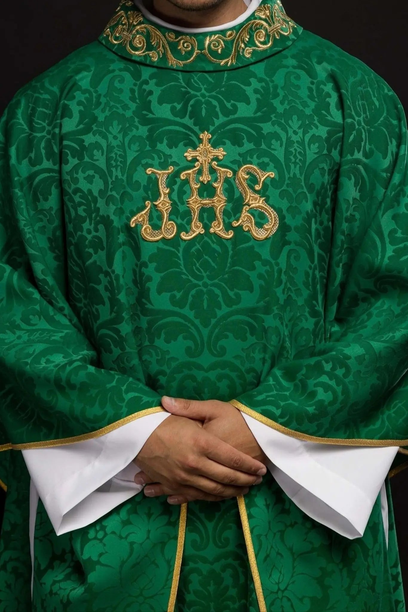 Casulla verde con motivo IHS y cuello ricamente bordado en tela decorativa