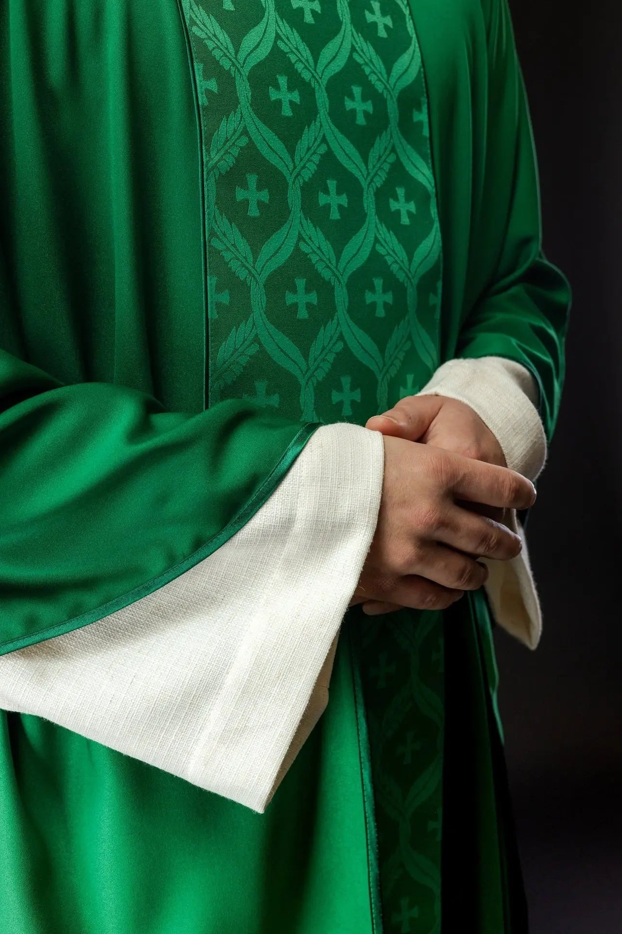 Casulla verde con banda de cruz jacquard