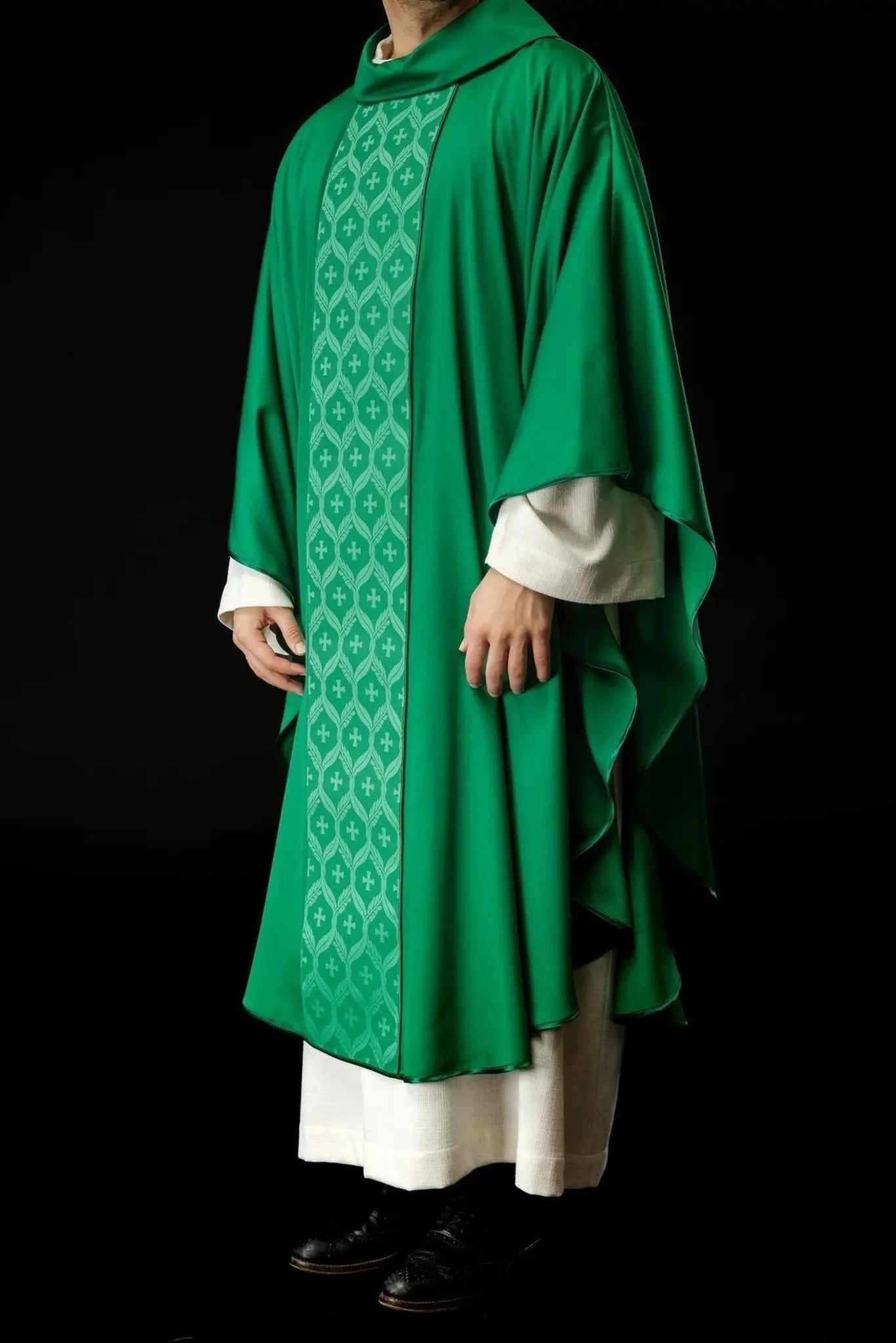 Casulla verde con banda de cruz jacquard