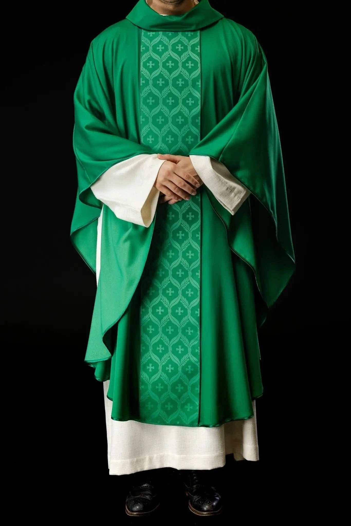 Casulla verde con banda de cruz jacquard