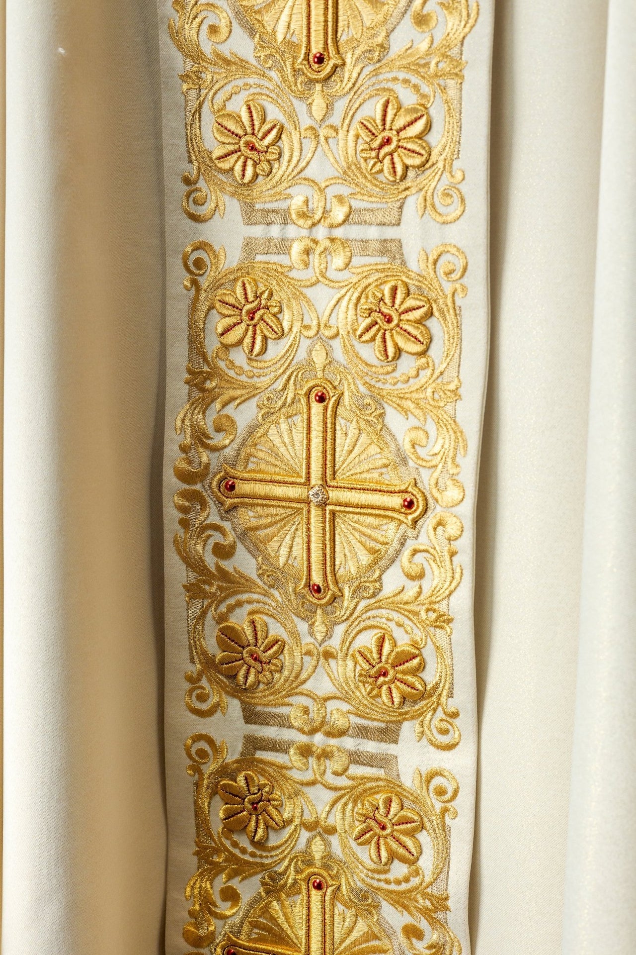 Ornat złoty bogato haftowany dekorowany kamieniami