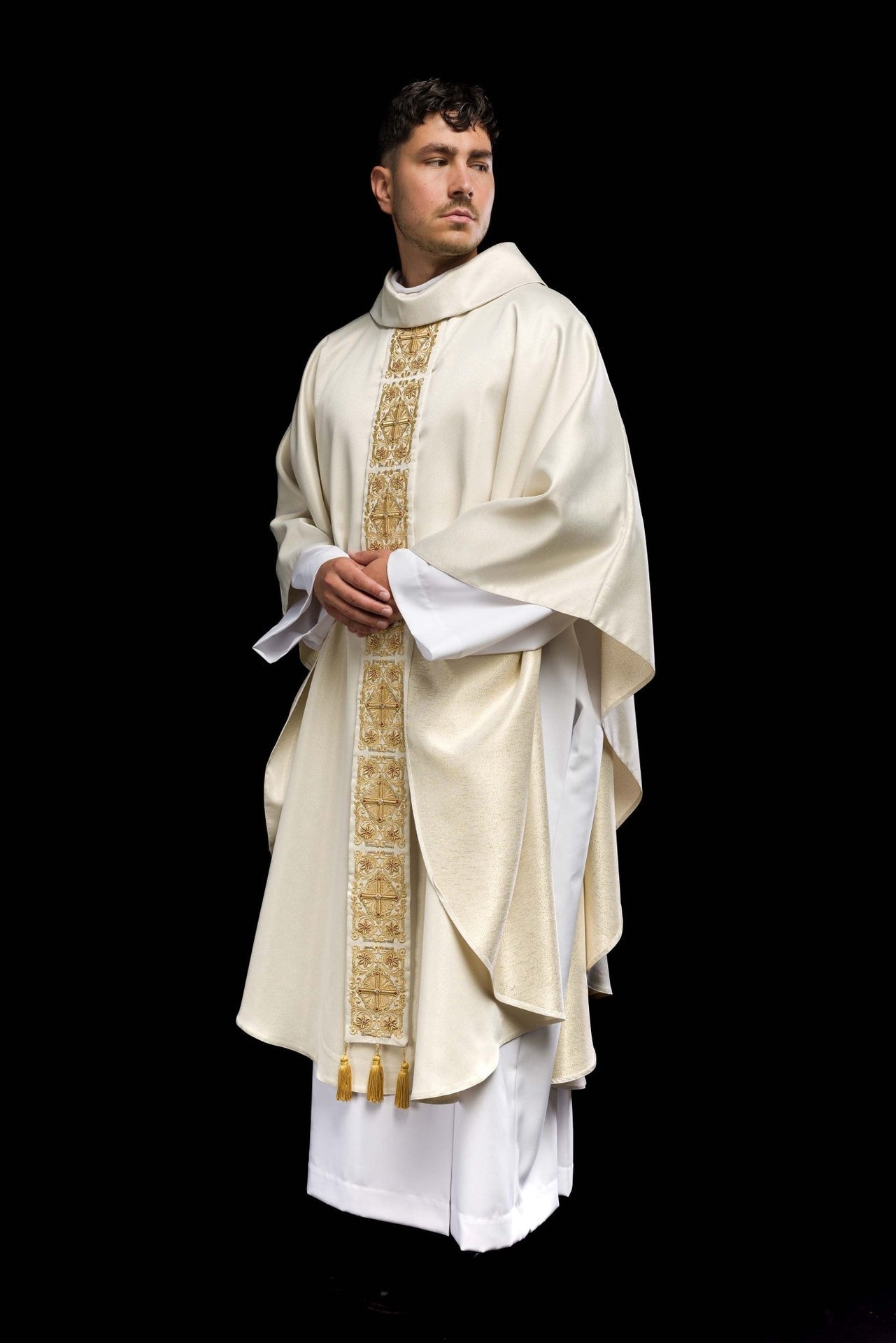 Ornat złoty bogato haftowany dekorowany kamieniami