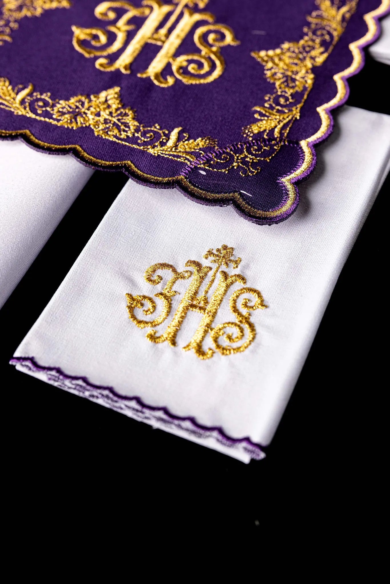 Purple embroidered chalice linen set with IHS motif - HAFTINA ATELIER