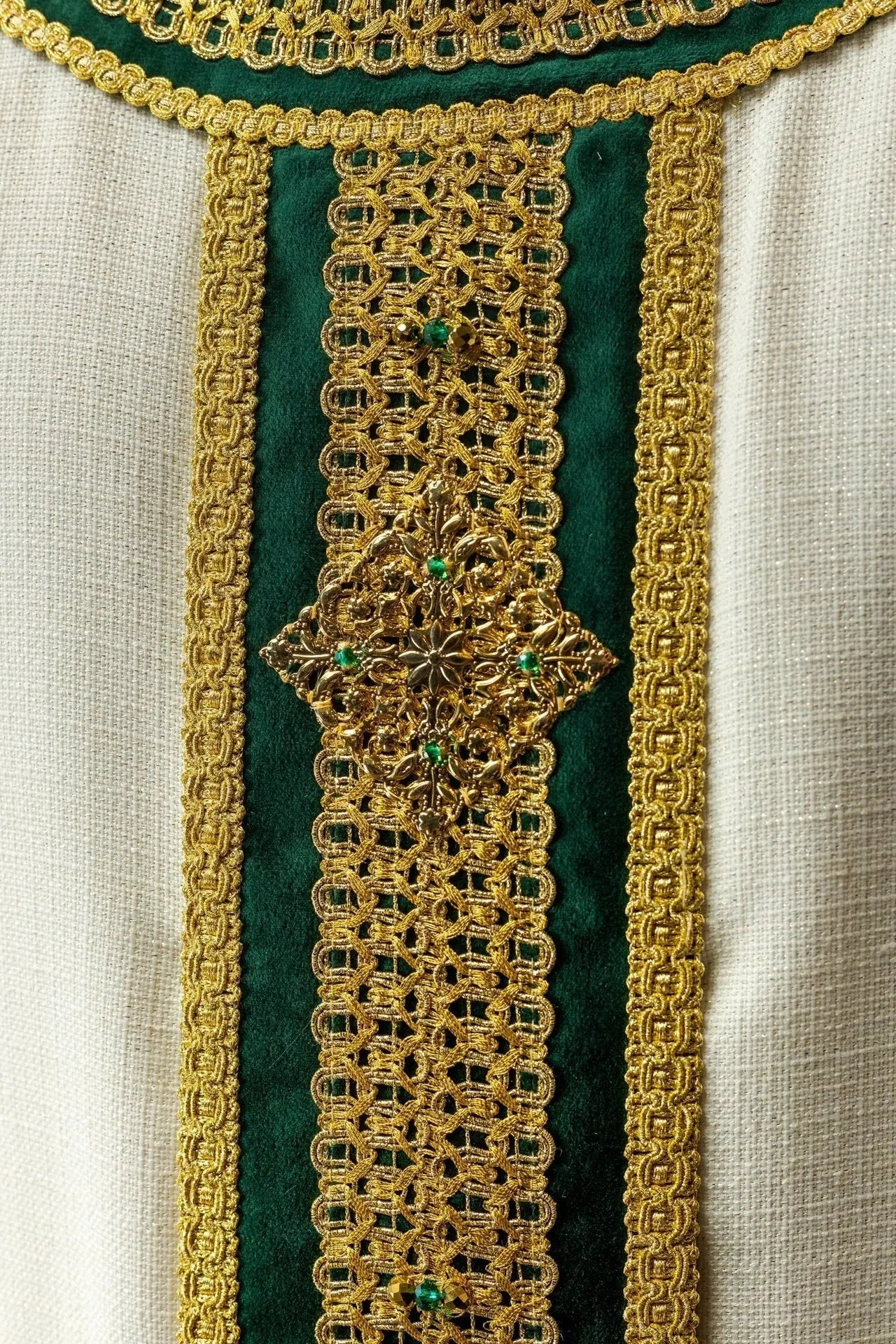 Casulla hecha a mano con piedras naturales – Colección Handmade 7001
