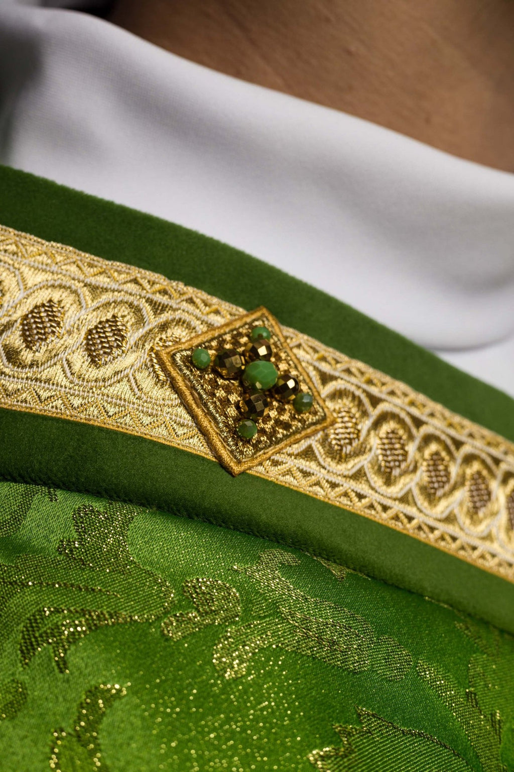 Ręcznie wykonany ornat z naturalnymi kamieniami Handmade 7003