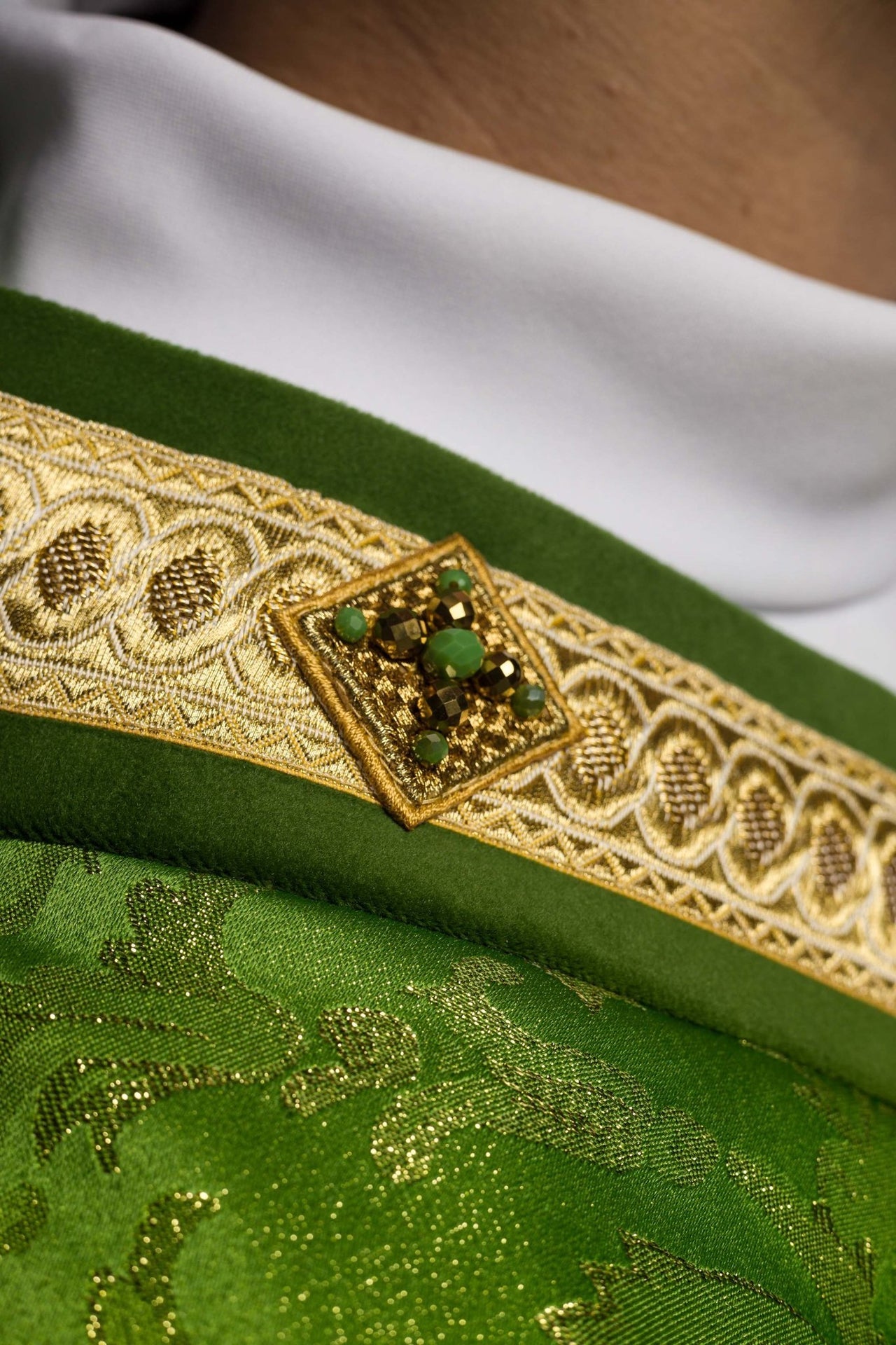 Ręcznie wykonany ornat z naturalnymi kamieniami Handmade 7003