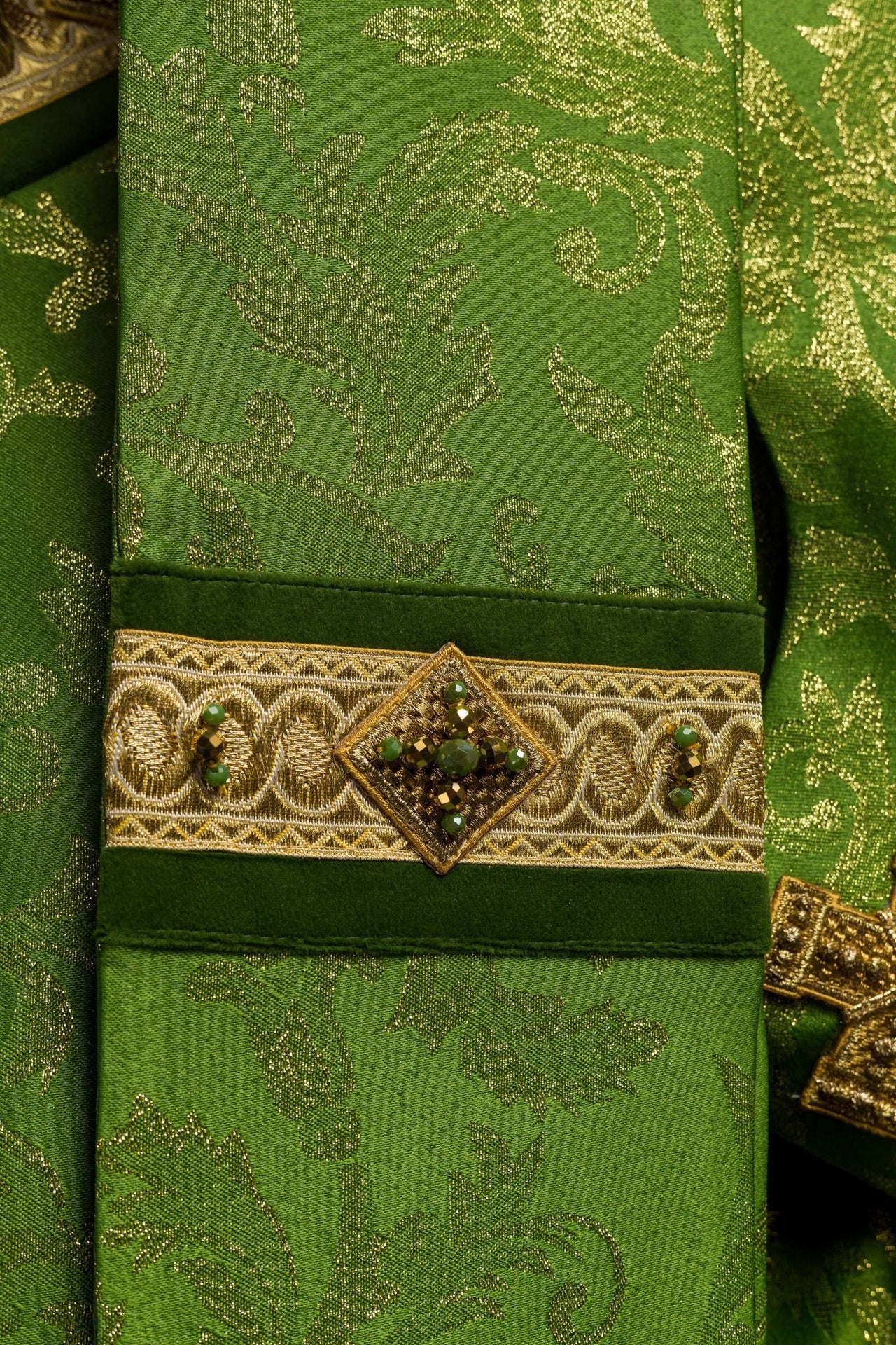 Ręcznie wykonany ornat z naturalnymi kamieniami Handmade 7003