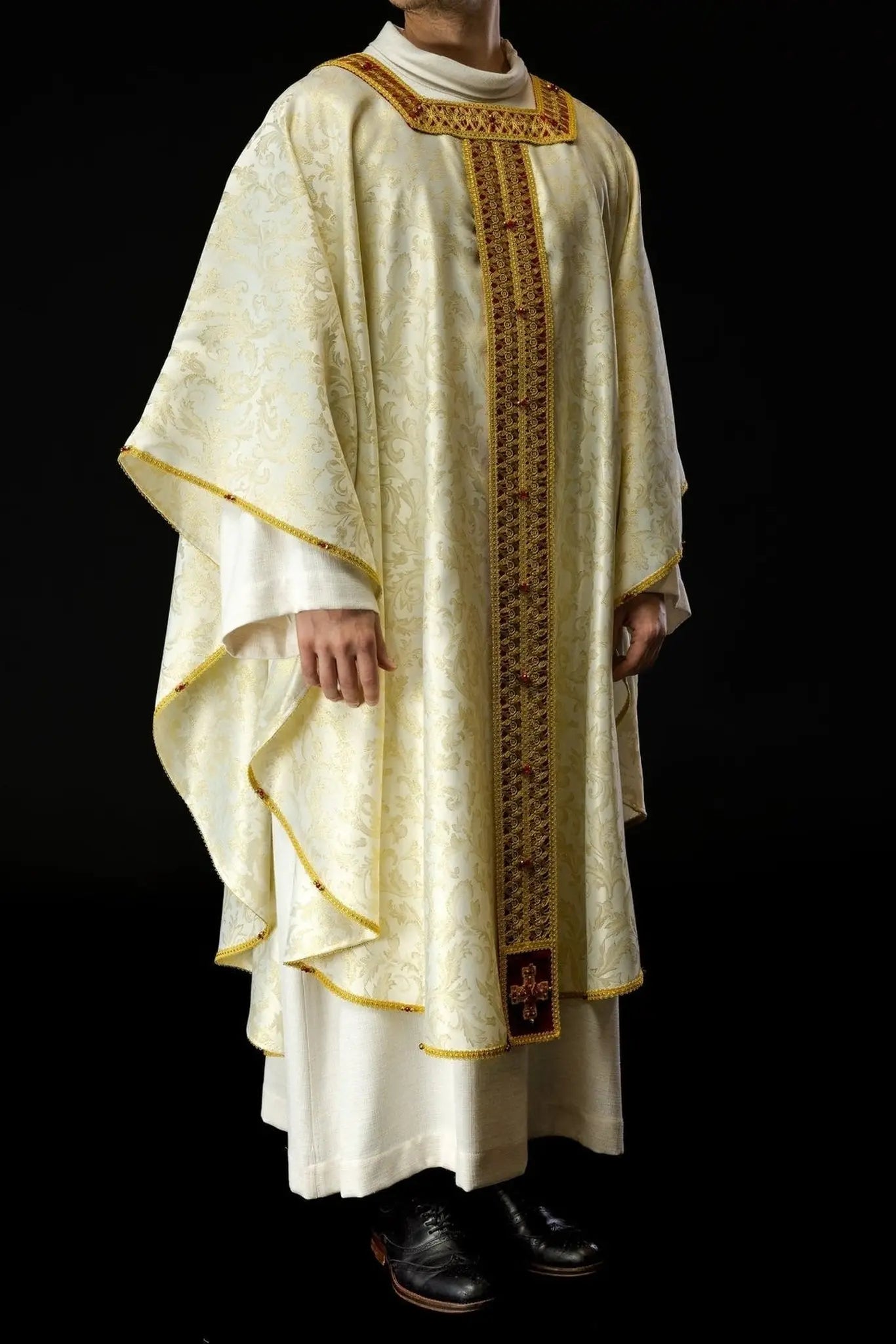Casulla litúrgica artesanal con piedras naturales – Modelo 7009