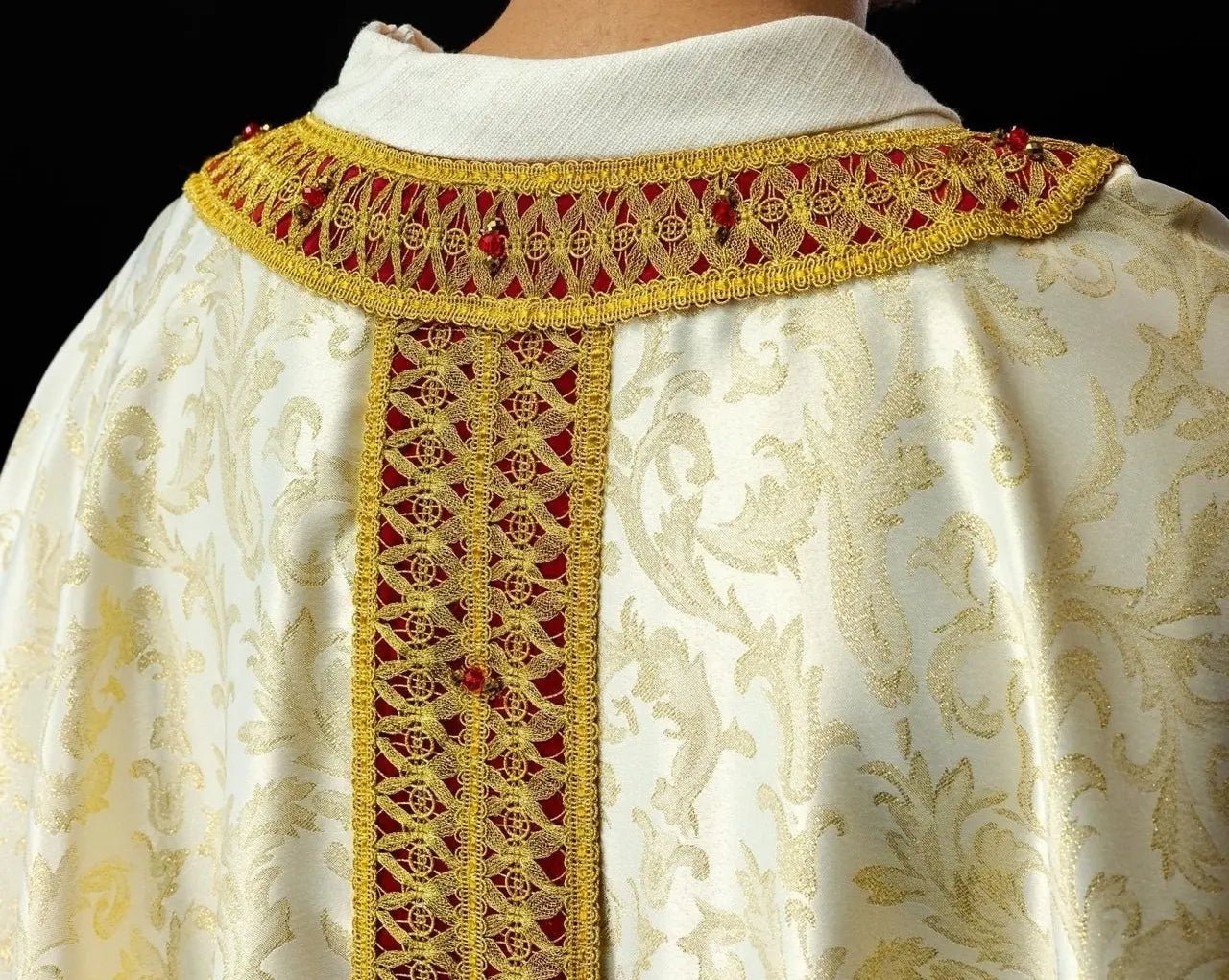 Casulla litúrgica artesanal con piedras naturales – Modelo 7009