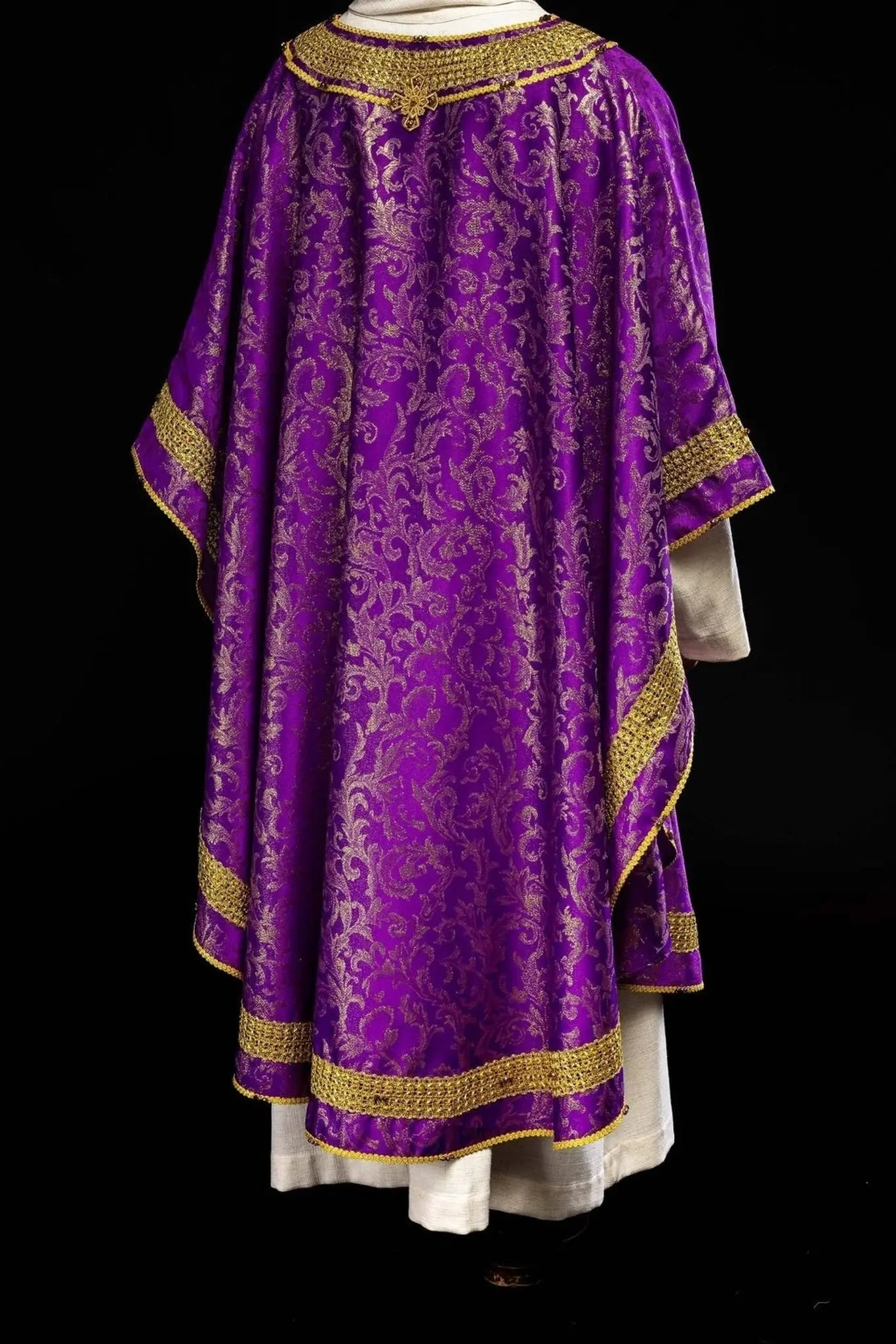 Casulla violeta artesanal con piedras naturales – Colección hecha a mano 7010