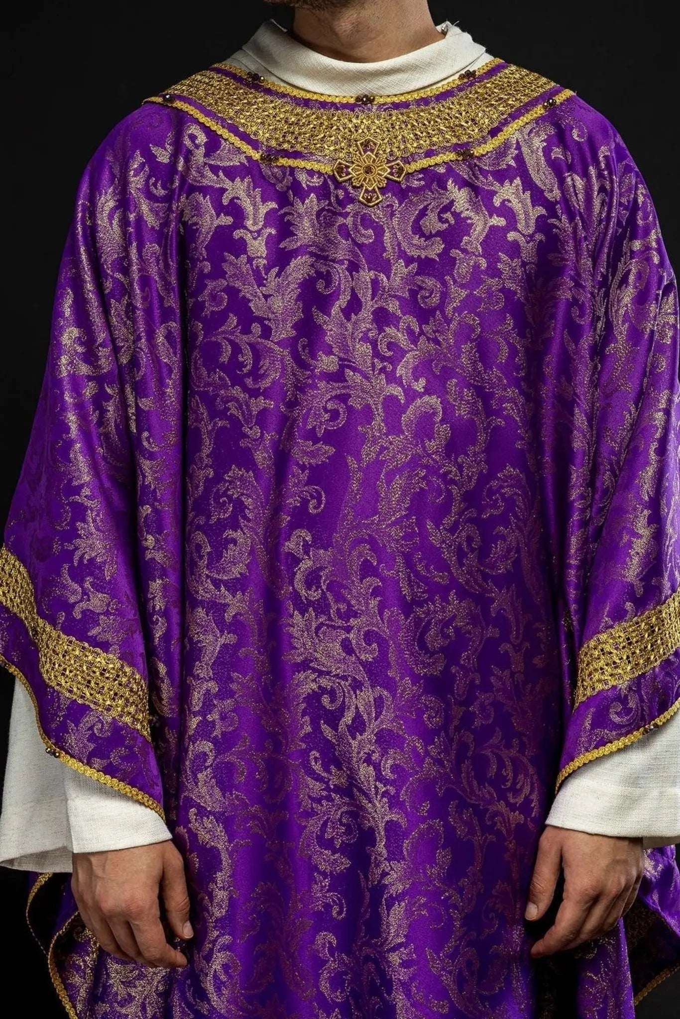 Casulla violeta artesanal con piedras naturales – Colección hecha a mano 7010