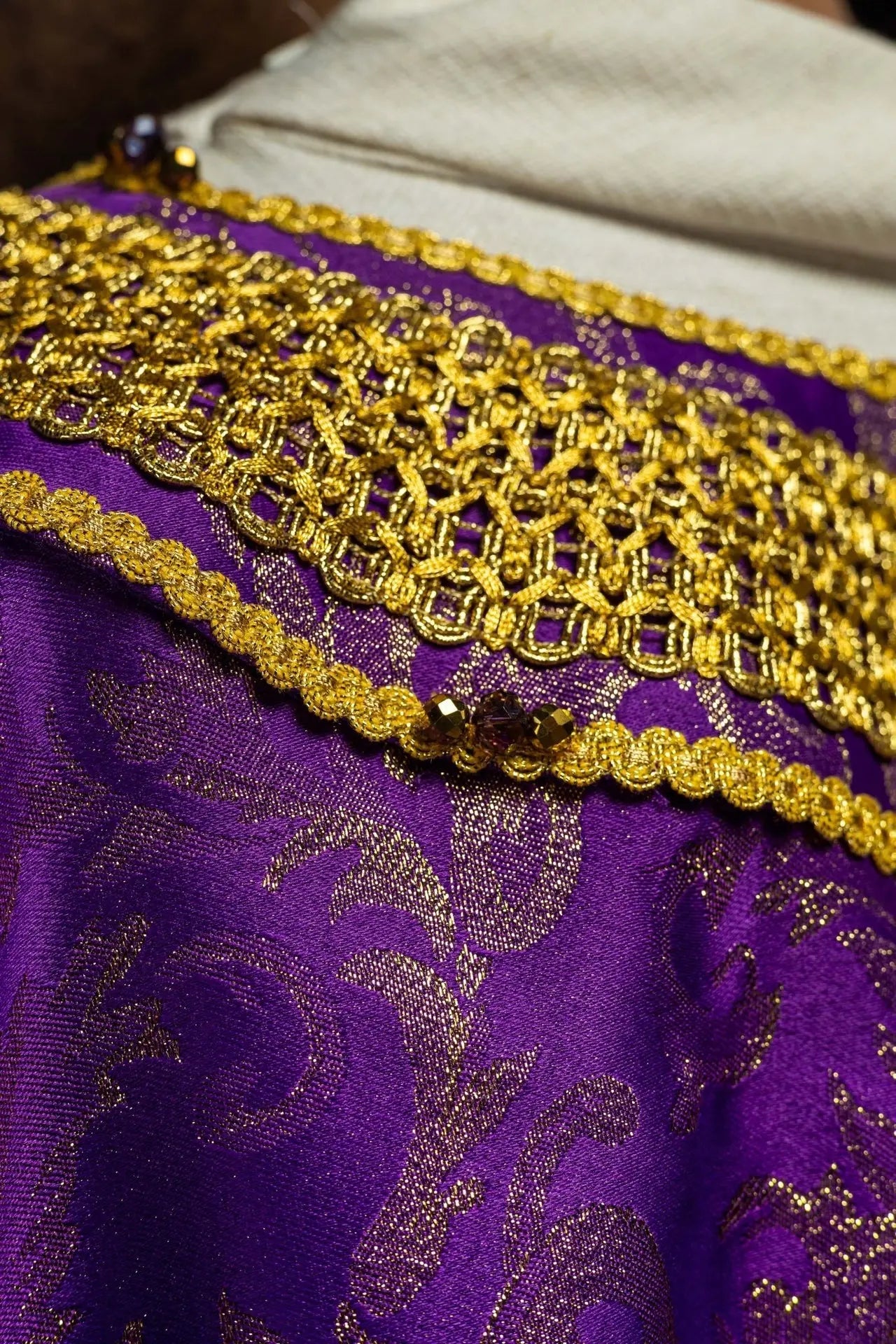 Casulla violeta artesanal con piedras naturales – Colección hecha a mano 7010