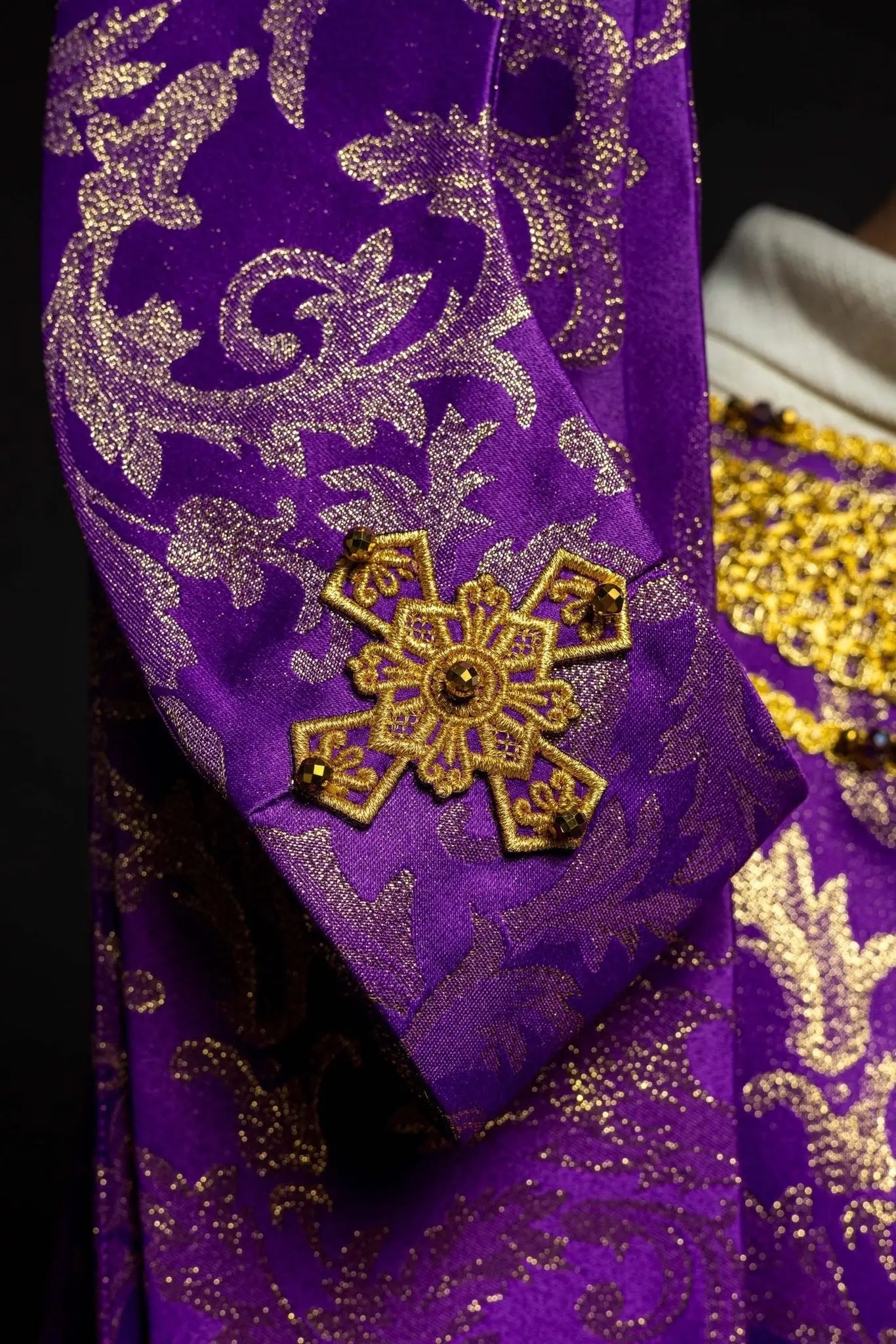 Casulla violeta artesanal con piedras naturales – Colección hecha a mano 7010