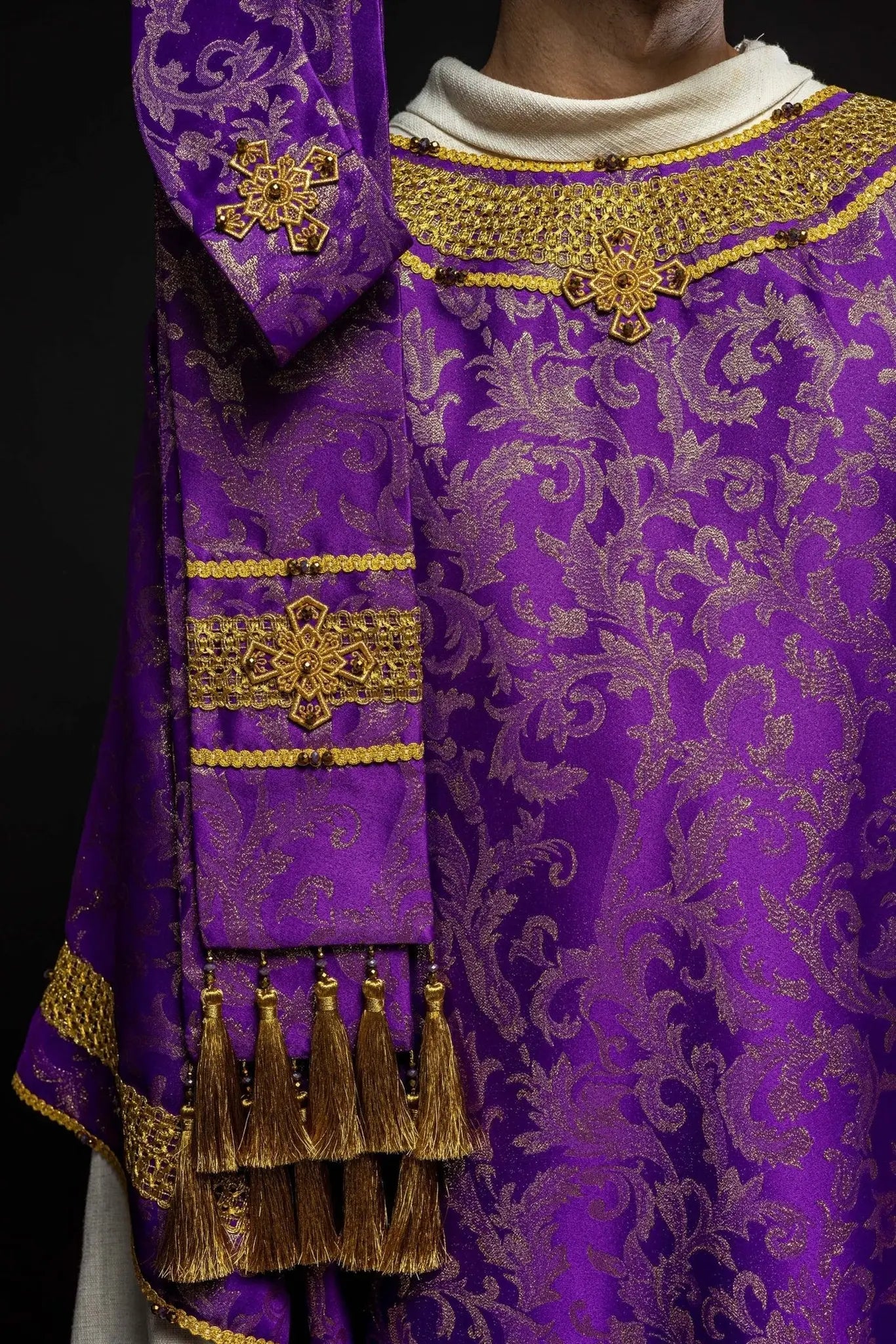 Casulla violeta artesanal con piedras naturales – Colección hecha a mano 7010