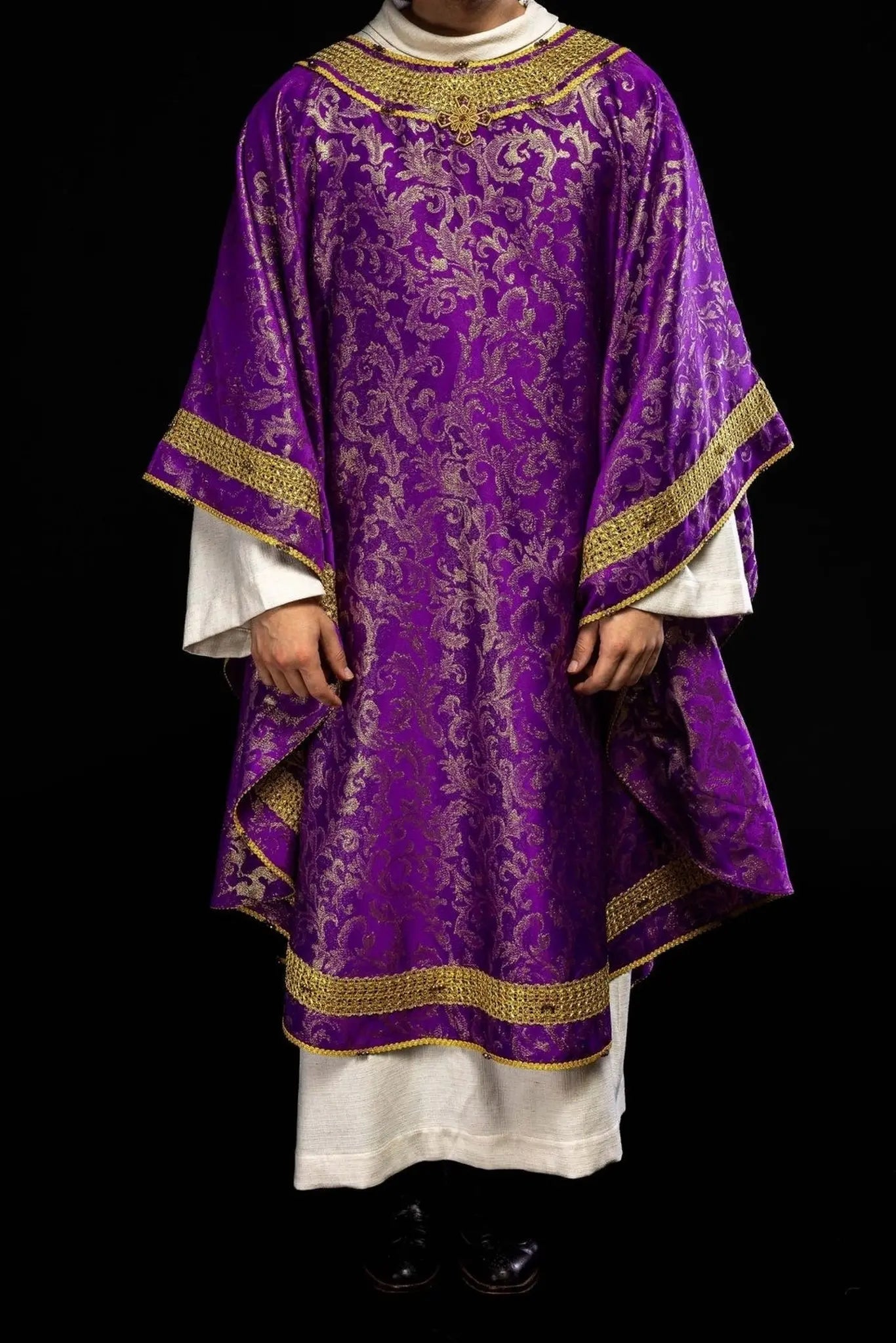 Casulla violeta artesanal con piedras naturales – Colección hecha a mano 7010
