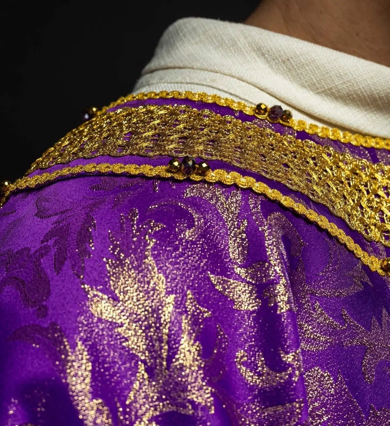 Casulla violeta artesanal con piedras naturales – Colección hecha a mano 7010