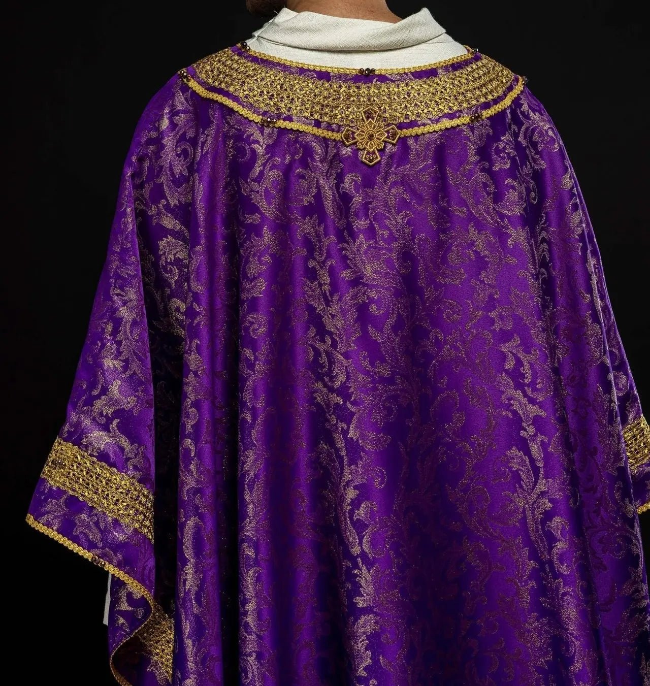 Casulla violeta artesanal con piedras naturales – Colección hecha a mano 7010