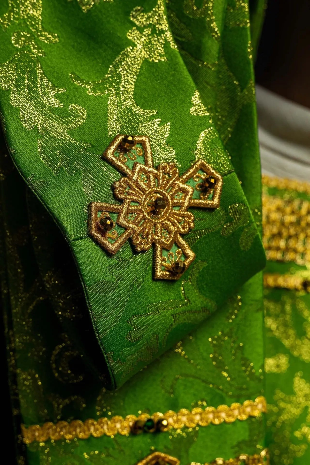 Casulla verde hecha a mano con piedras naturales – Colección Hecha a mano 7010