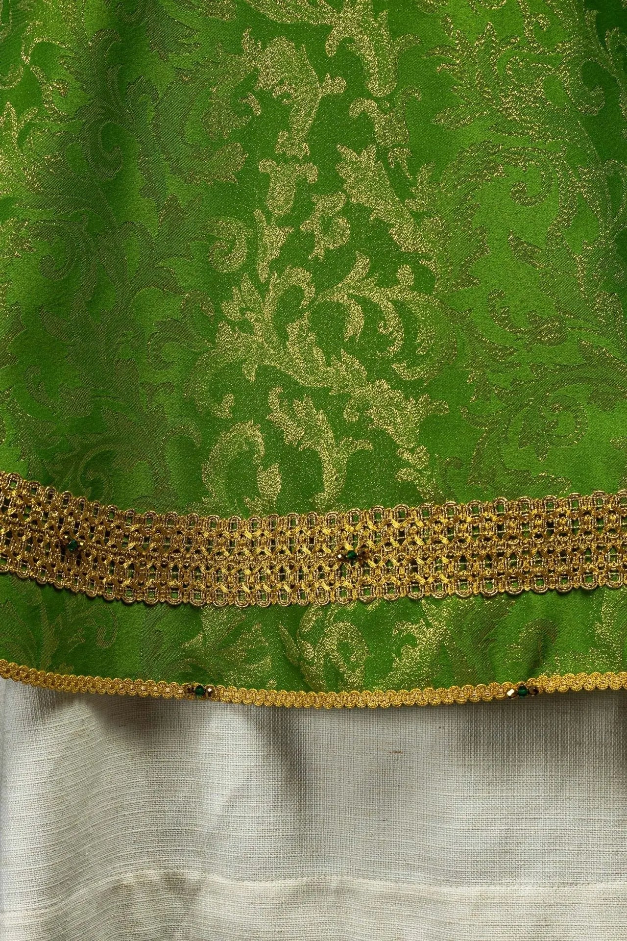 Casulla verde hecha a mano con piedras naturales – Colección Hecha a mano 7010
