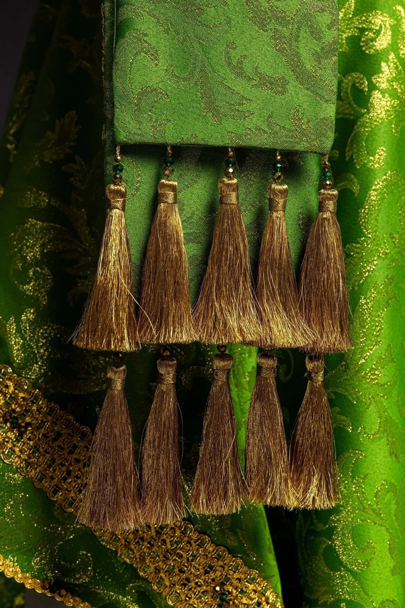 Casulla verde hecha a mano con piedras naturales – Colección Hecha a mano 7010
