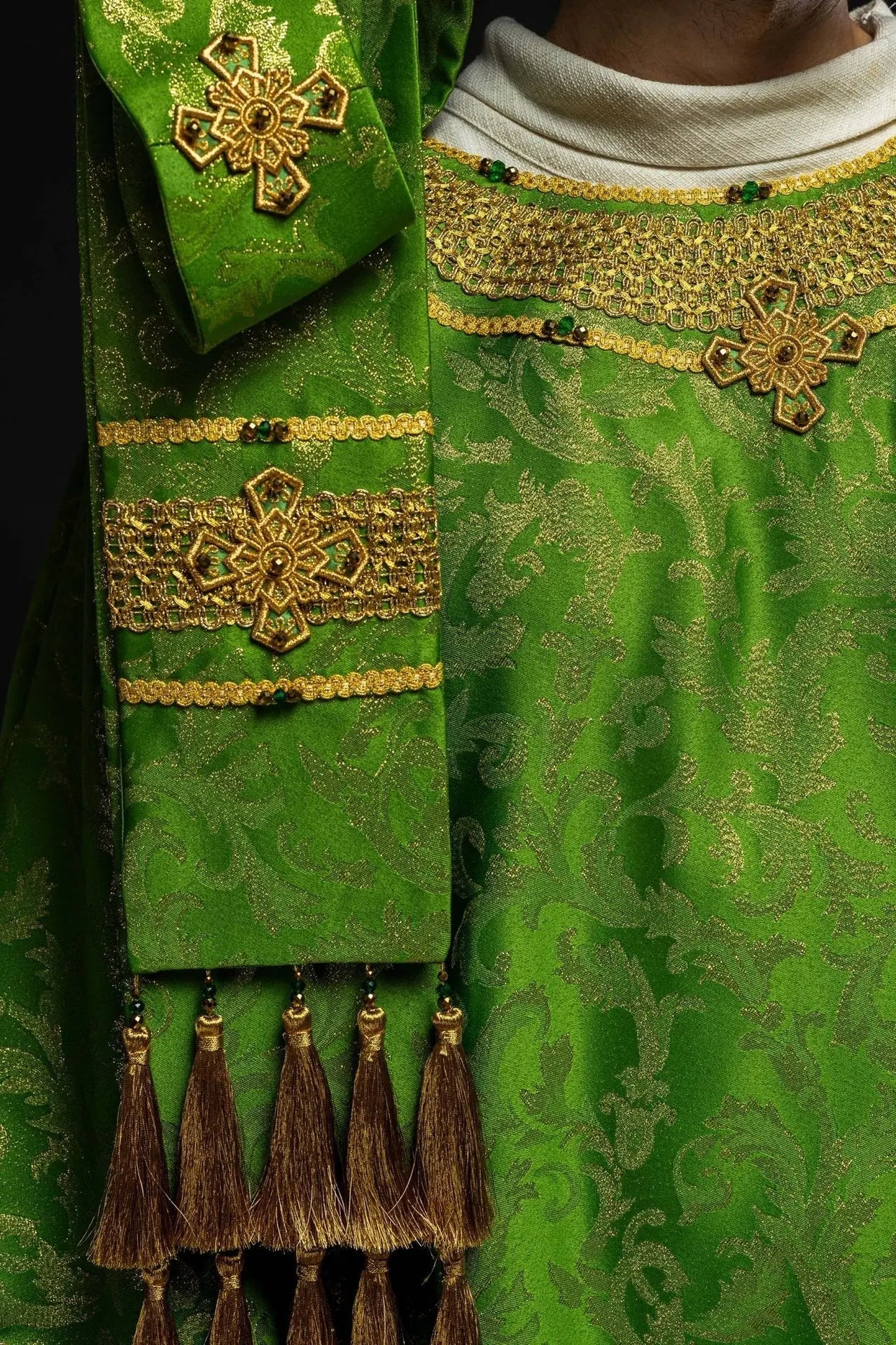 Casulla verde hecha a mano con piedras naturales – Colección Hecha a mano 7010