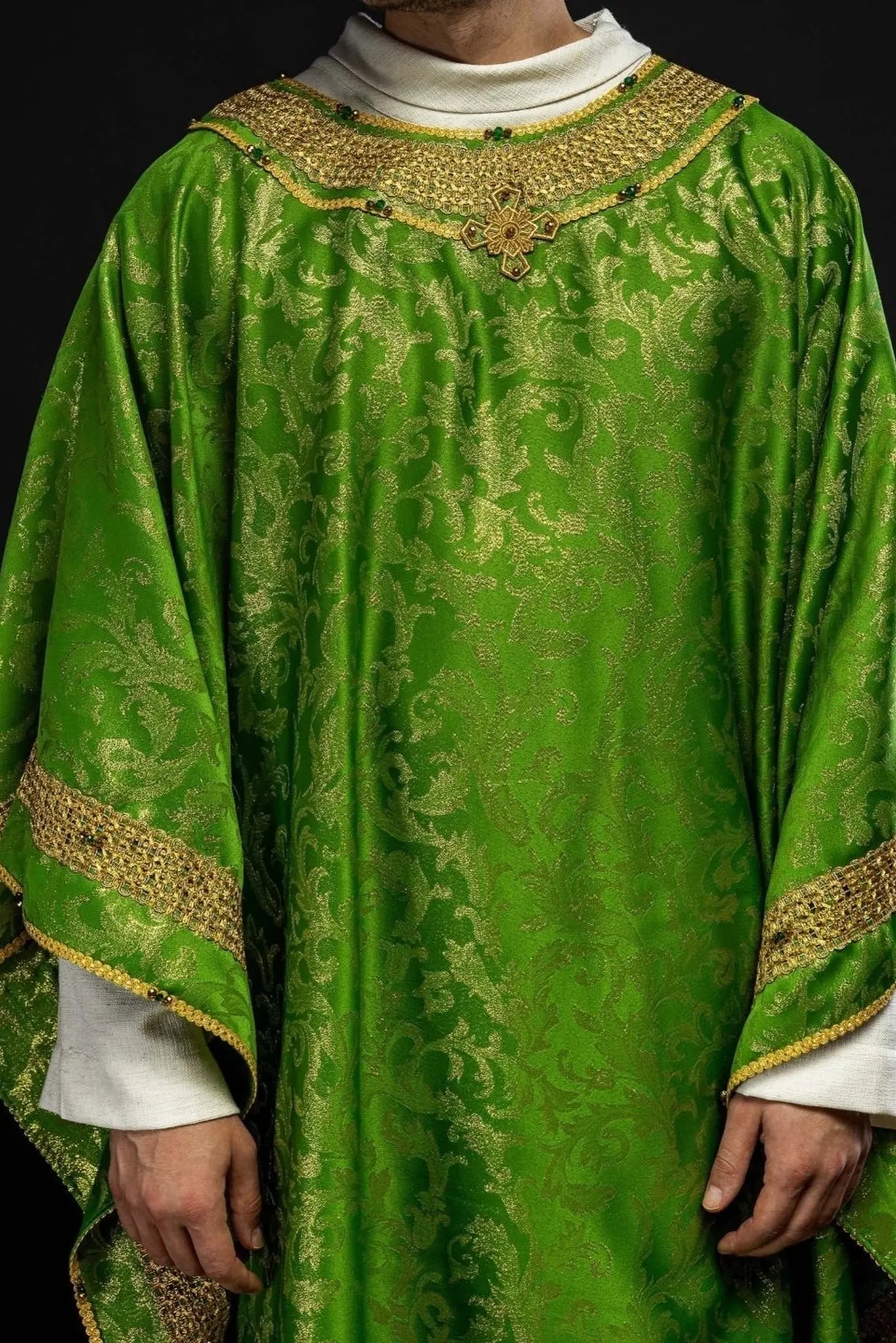 Casulla verde hecha a mano con piedras naturales – Colección Hecha a mano 7010
