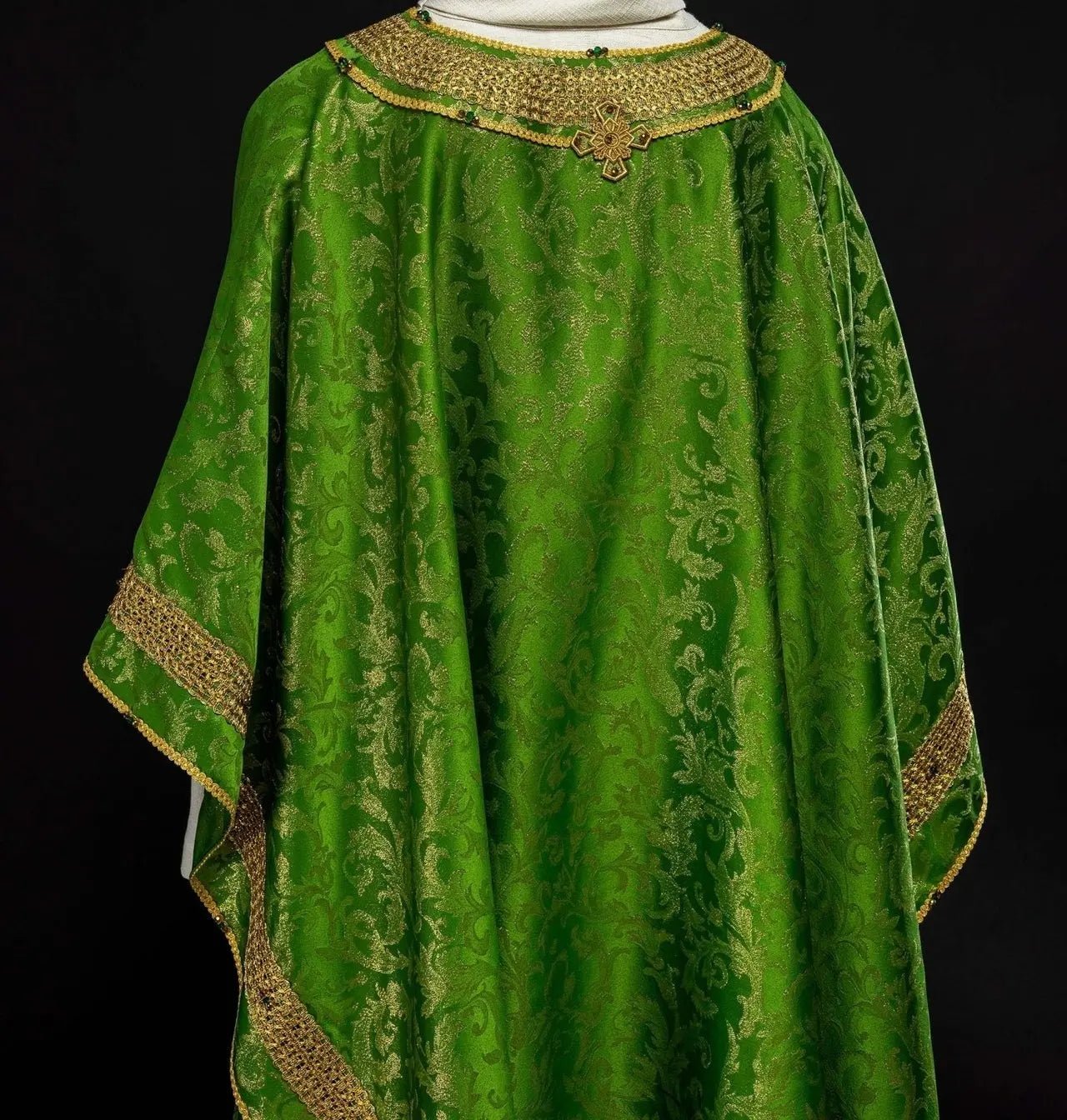 Casulla verde hecha a mano con piedras naturales – Colección Hecha a mano 7010