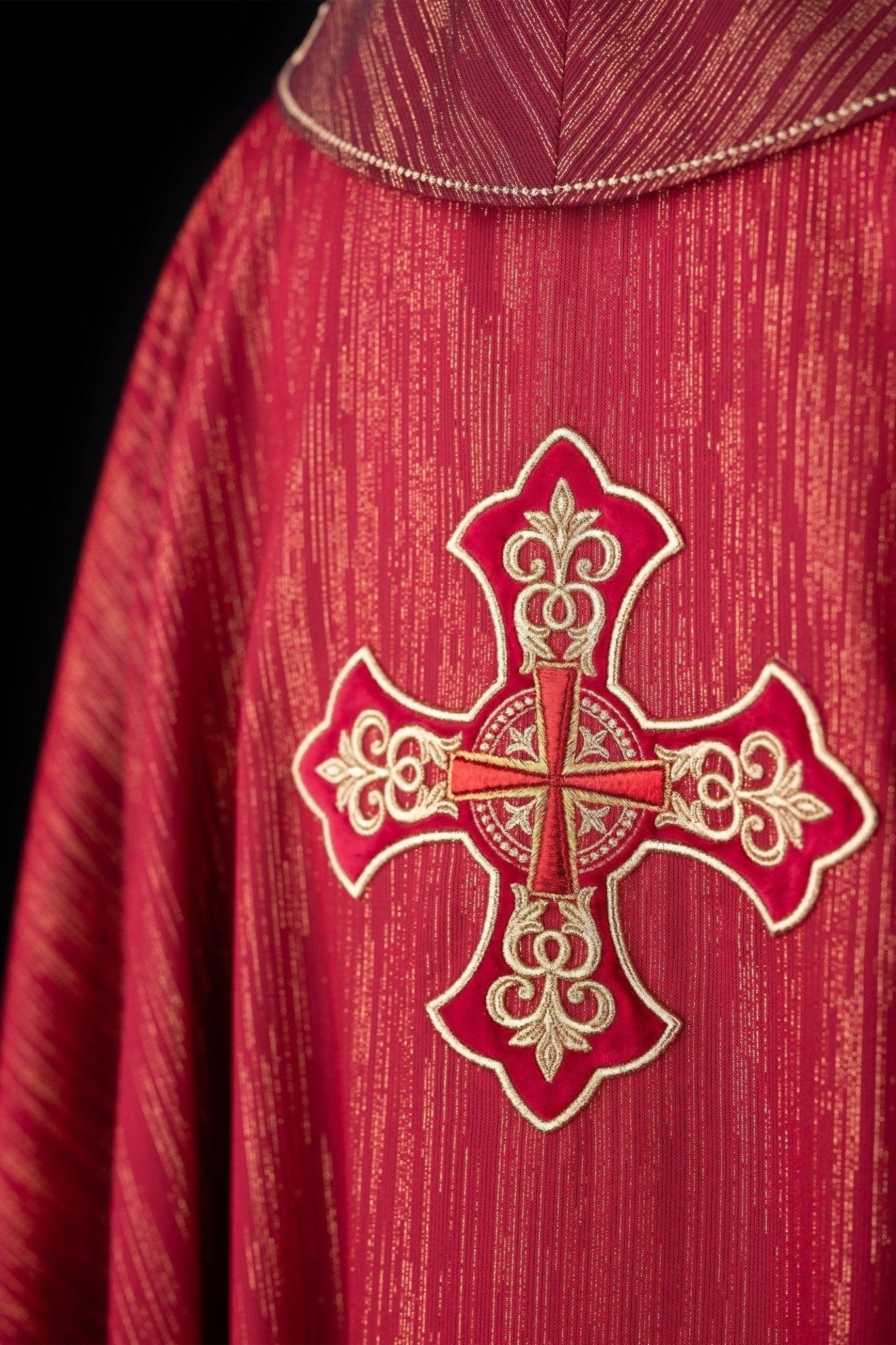 Red chasuble with richly embroidered cross and decorated collar - HAFTINA ATELIER