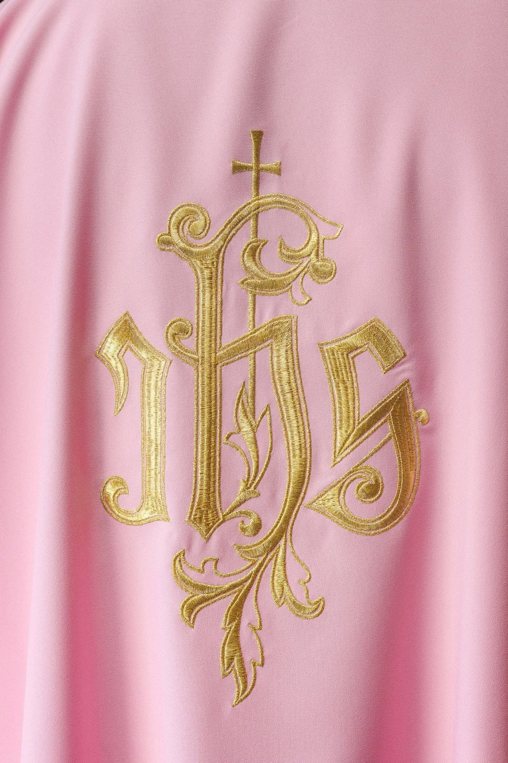 Różowa Dalmatyka haftowana IHS