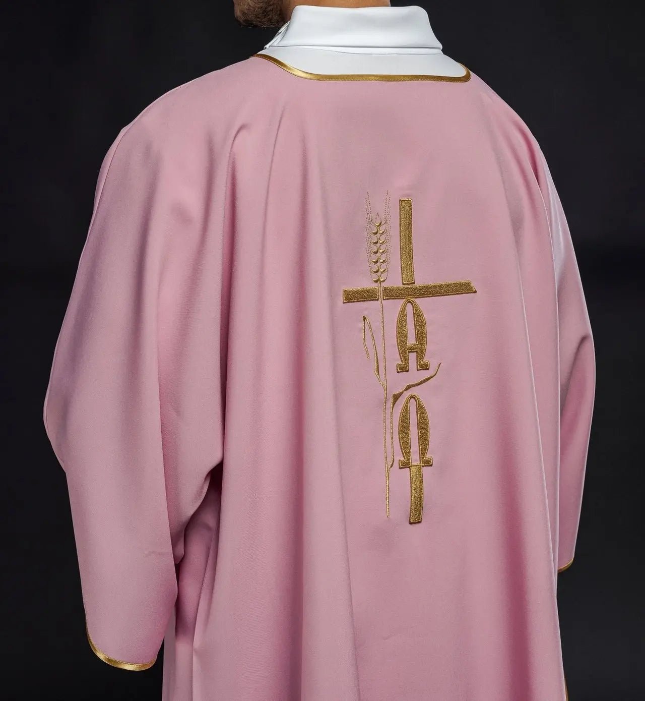 Dalmatina rosa con bordado de Alfa y Omega