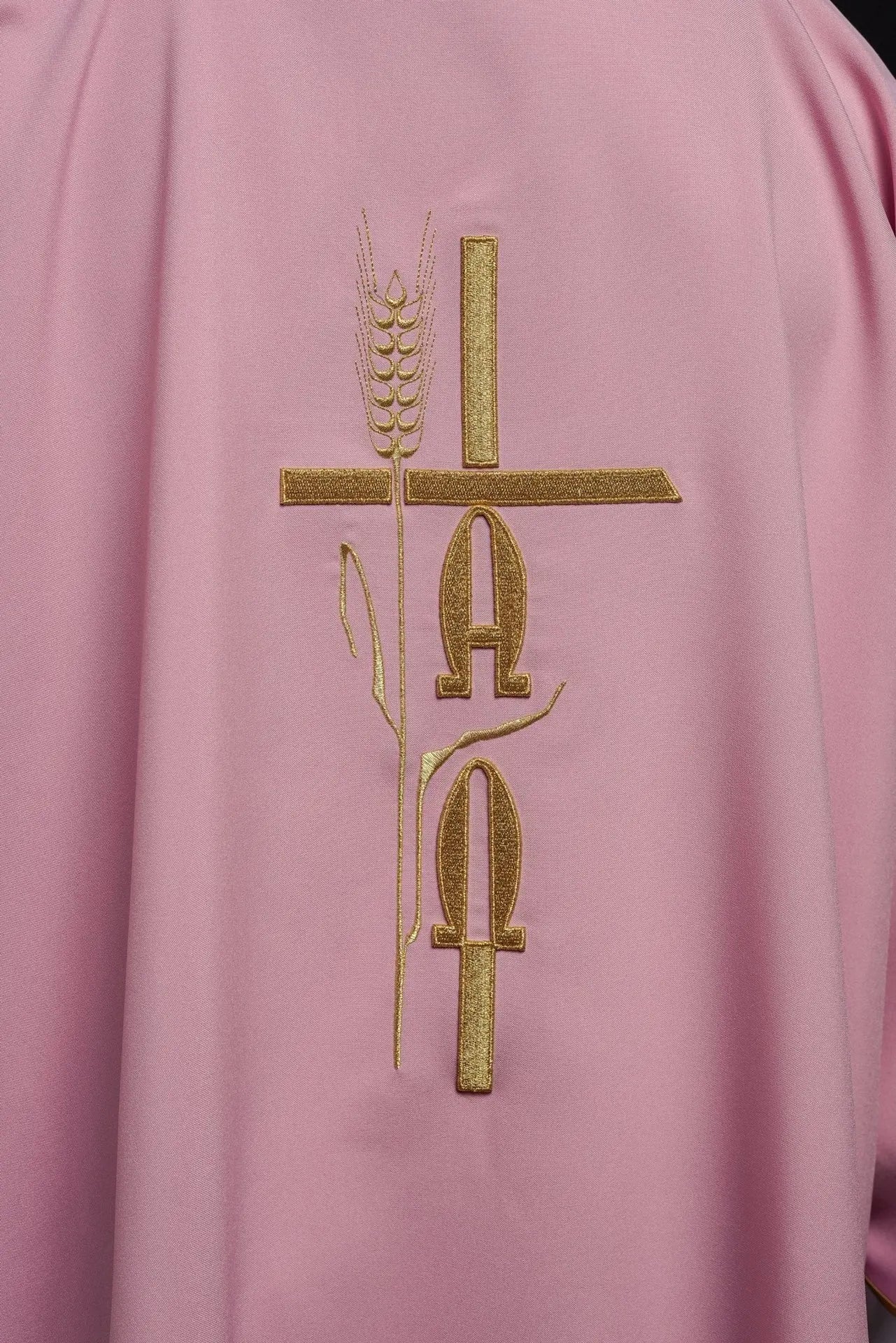 Dalmatina rosa con bordado de Alfa y Omega