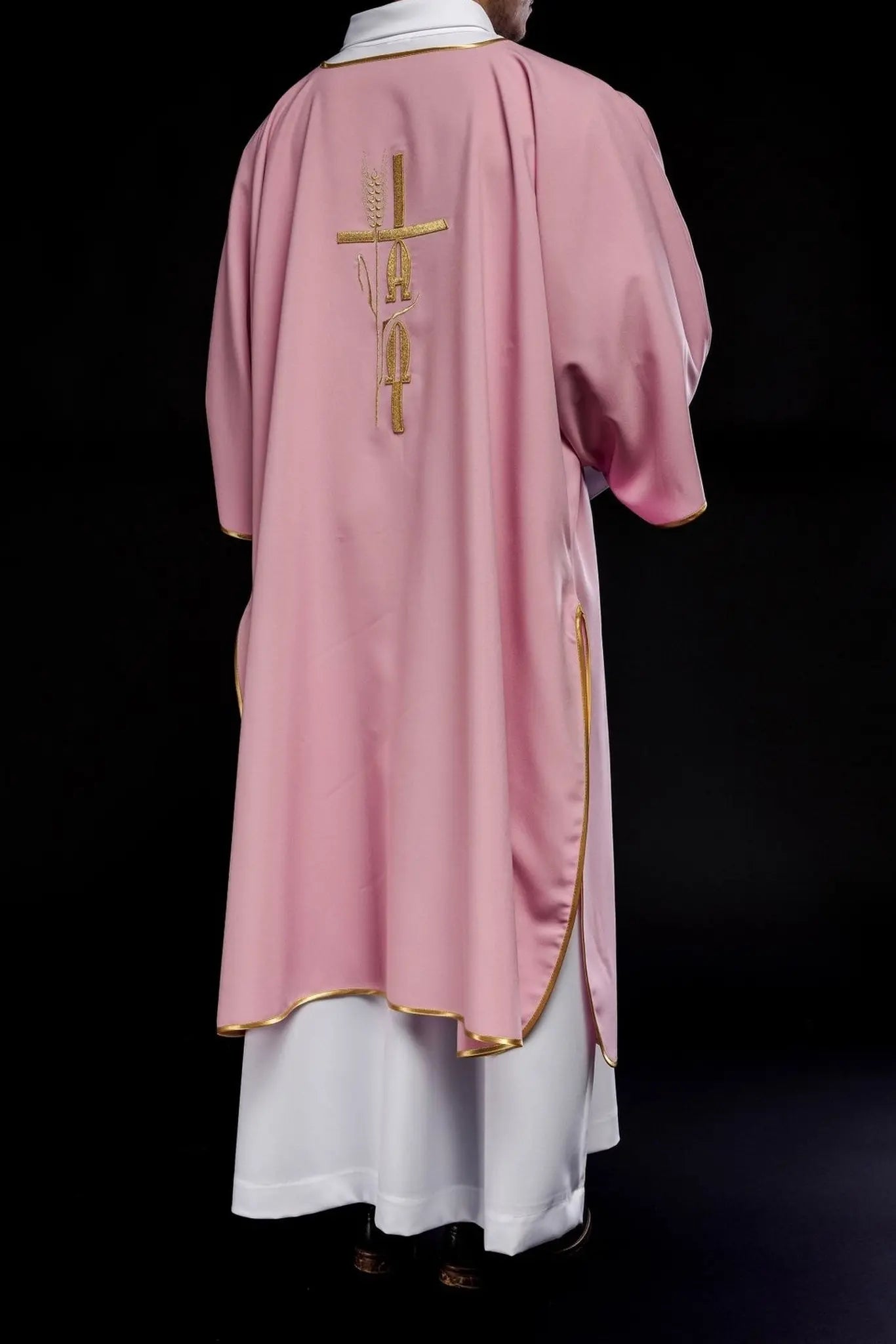 Dalmatina rosa con bordado de Alfa y Omega