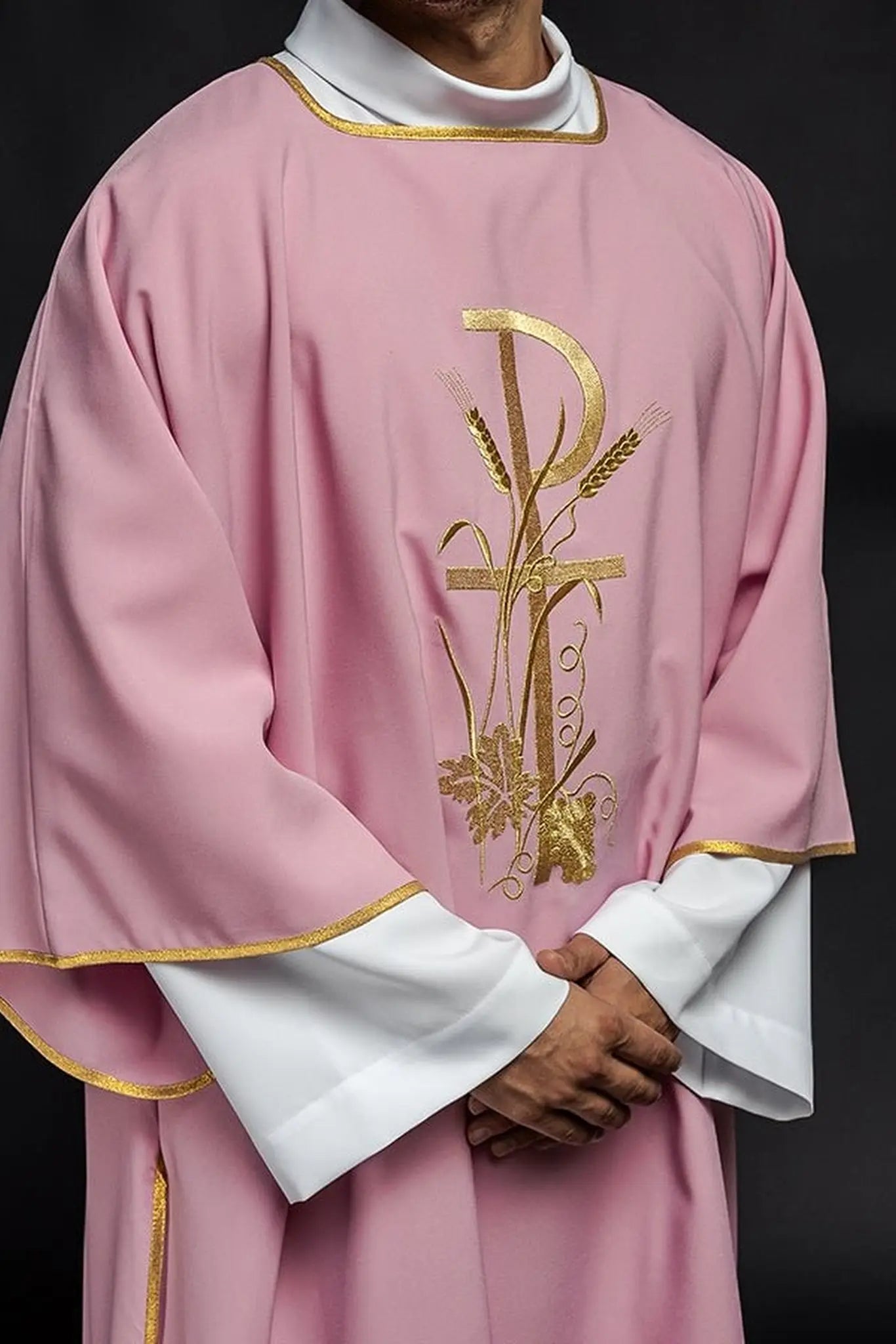 Dalmatica rosa con bordado de cruz Pax dorada