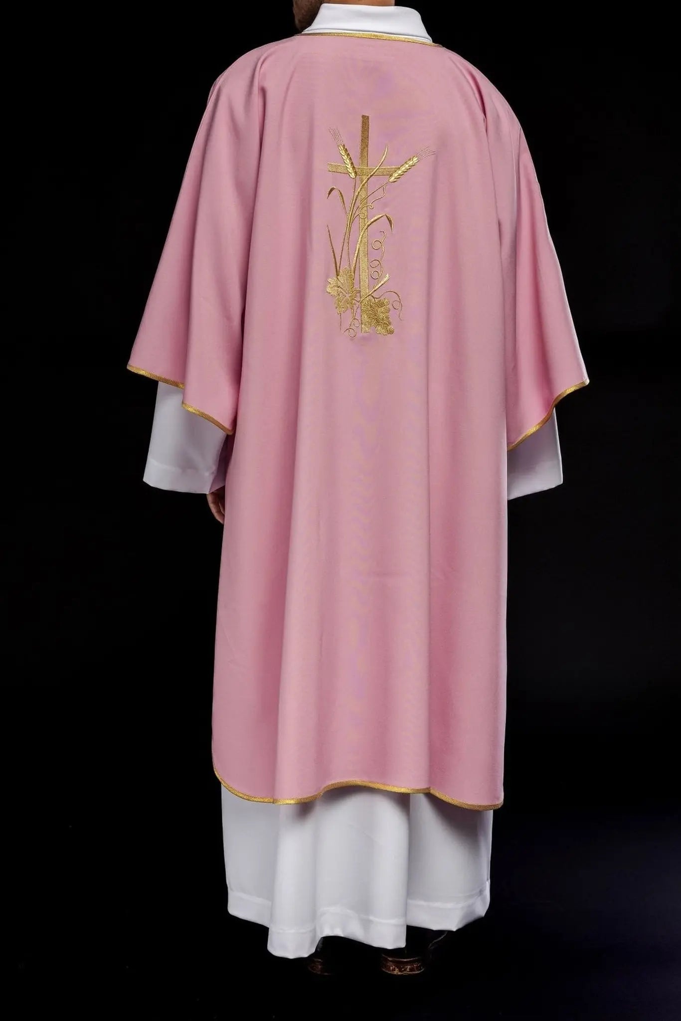 Dalmatica rosa con bordado de cruz Pax dorada