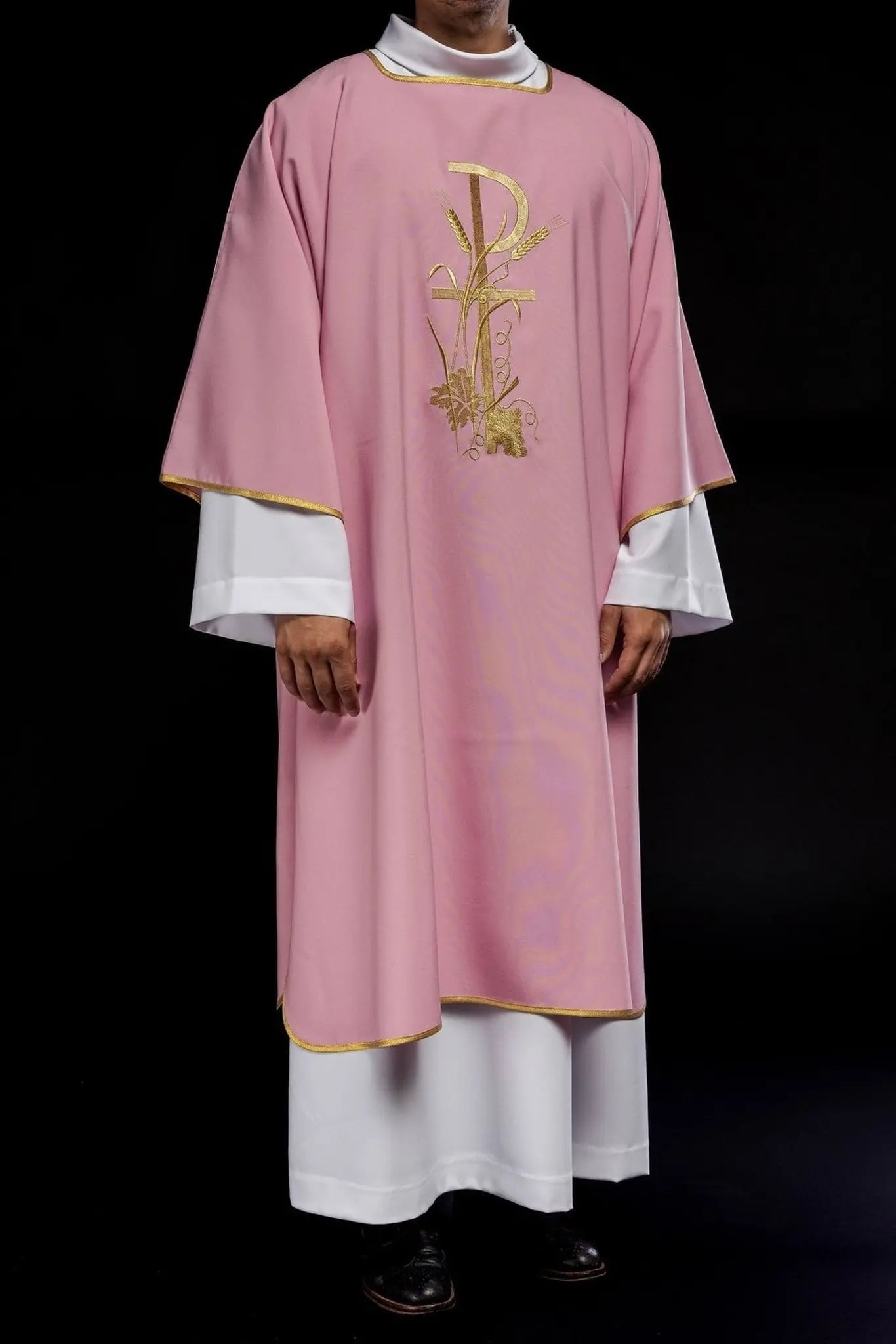 Dalmatica rosa con bordado de cruz Pax dorada