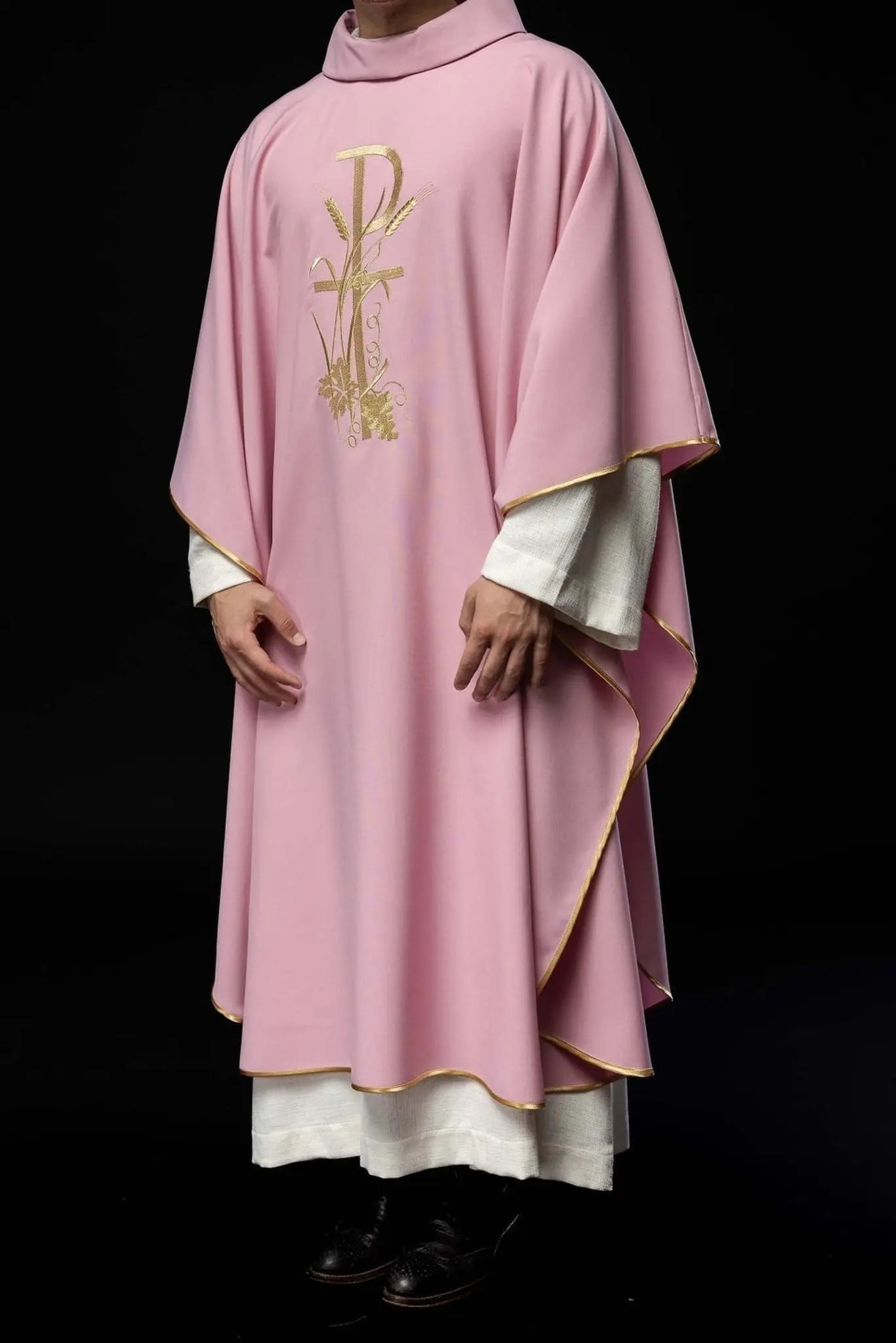 Casulla rosa con bordado de cruz dorada