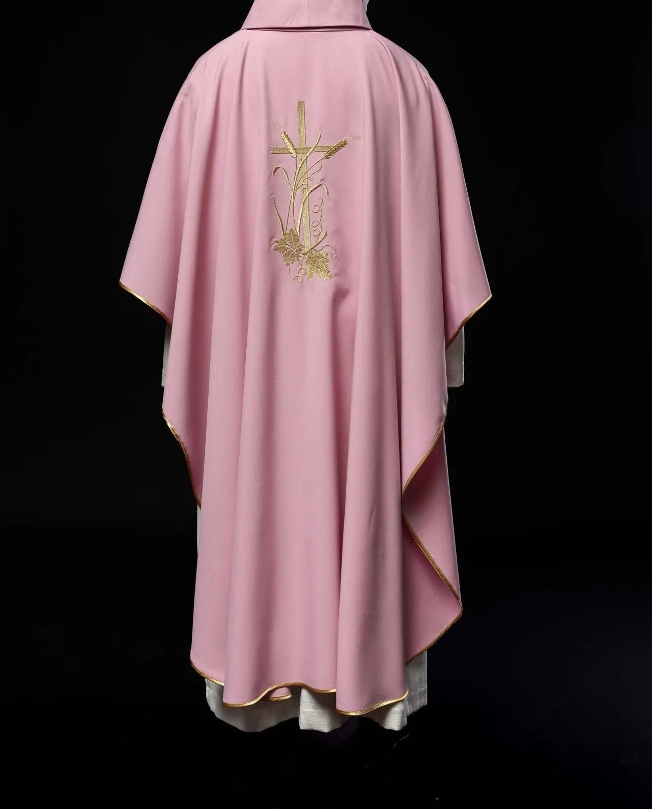 Casulla rosa con bordado de cruz dorada