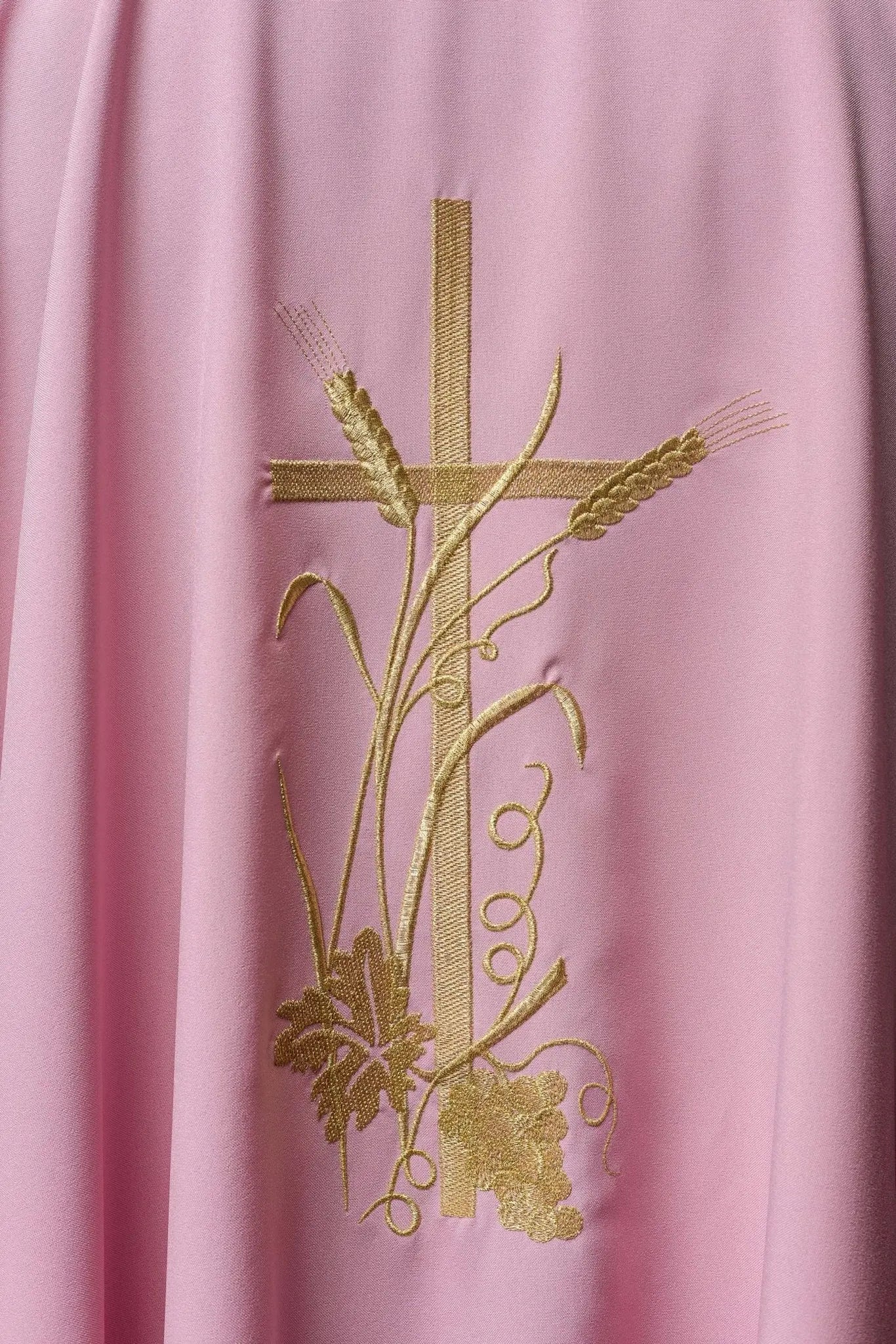 Casulla rosa con bordado de cruz dorada
