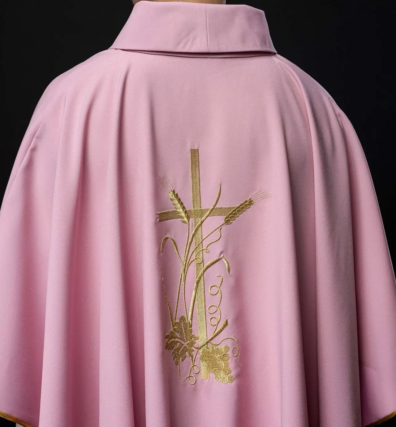 Casulla rosa con bordado de cruz dorada