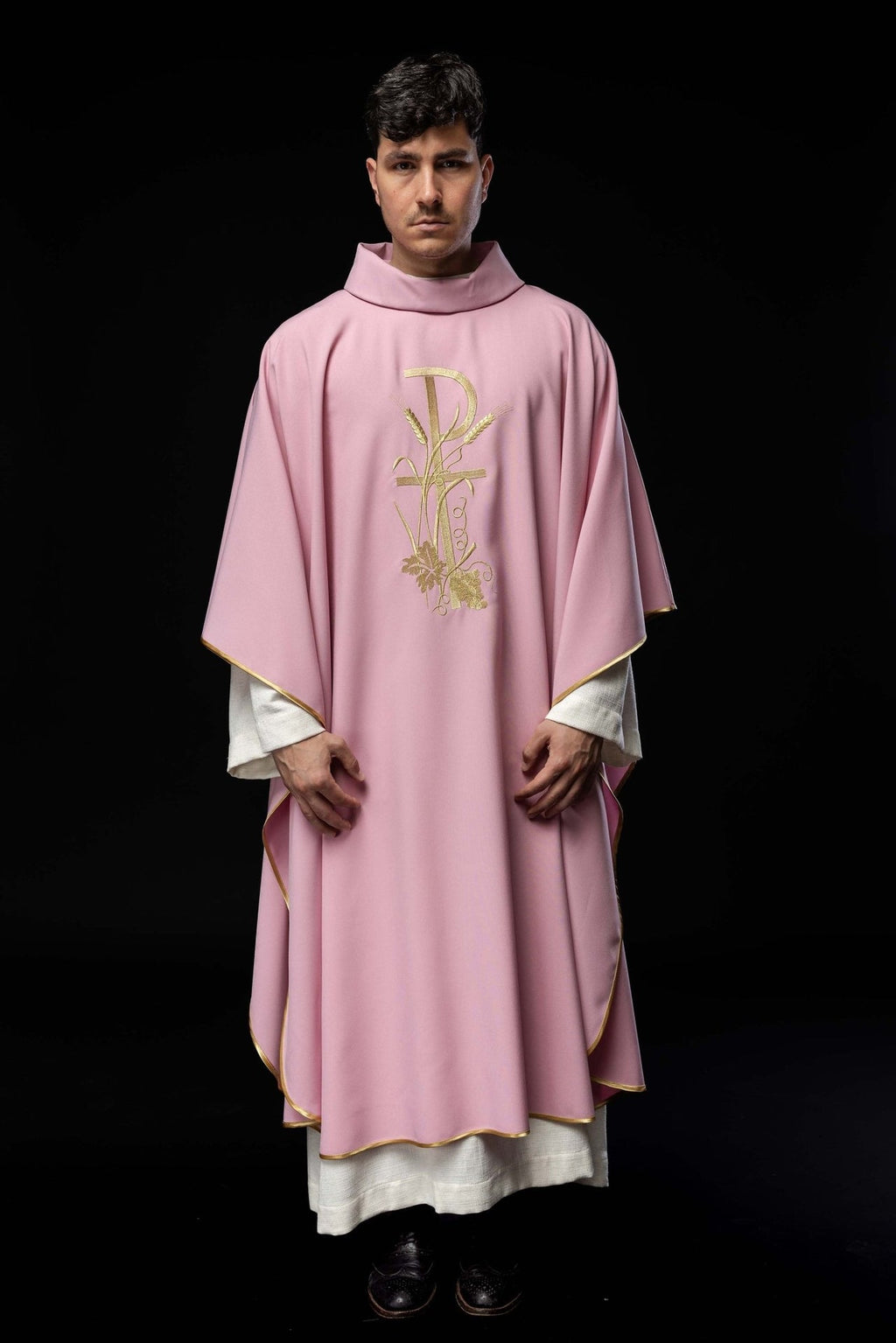 Różowy ornat z złotym haftem krzyża