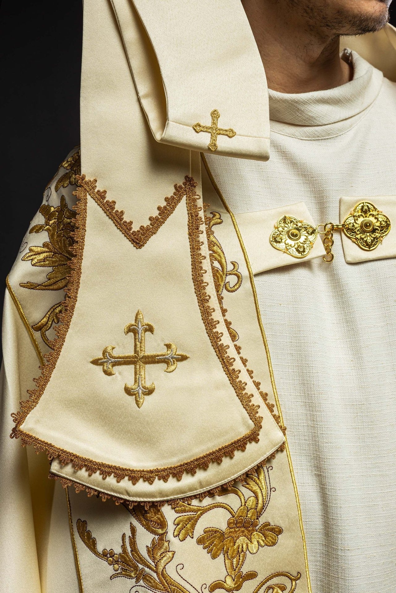 Satynowa kapa rzymska ecru z haftowanym Kielichem Eucharystycznym